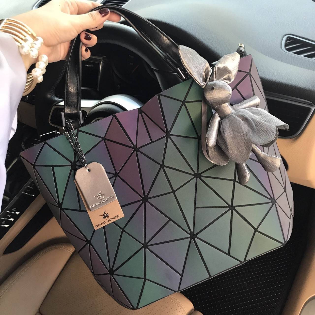 มาใหม่ สี Limited edition 🌈🌈 Rainbow color ( สีจะปรับเข้มอ่อนตามความสว่างของแสงค่ะ ) • สว่างมากจะเป็นสี Rainbow สว่างน้อยจะเป็นสีเทาเข้มค่ะ สดใสรับเดือนแห่งความรักกันด้วย กระเป๋าทรงสุดฮิตจากแบรนด์ David Jones ใบนี้ มาพร้อมกับน้องกระต่ายสีเ