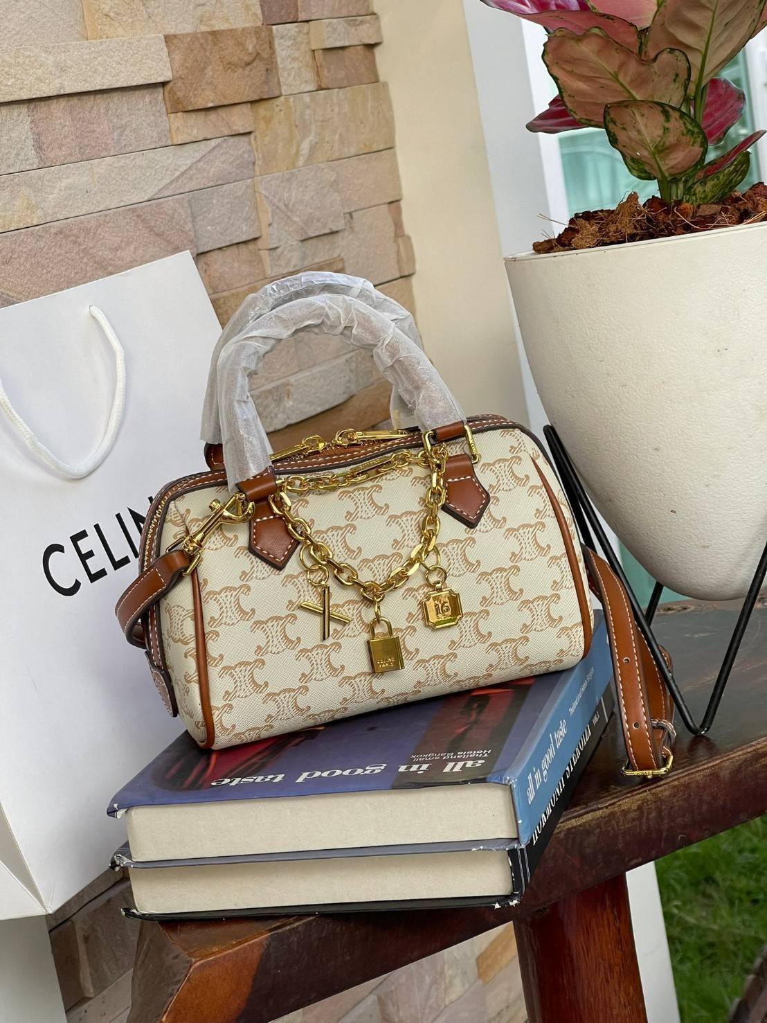 CELINE MINI BOSTON BAG IN TRIOMPHE CANVAS กระเป๋าทรงหมอนขนาดกะทัดรัด เป็นทรงฉิตตบอดกาลไม่มีเอ้าท์ ถือหรือสะพายได้อย่างคล่องตัว ภายในสามารถบรรจุสิ่งของที่จำเป็น สิ่งที่โดดเด่นของกระเป๋าหนังลาย Triomphe ที่ได้รับความนิยมอย่างแพร่หลาย มีอะไหล่ทองประดับเพิ่มม