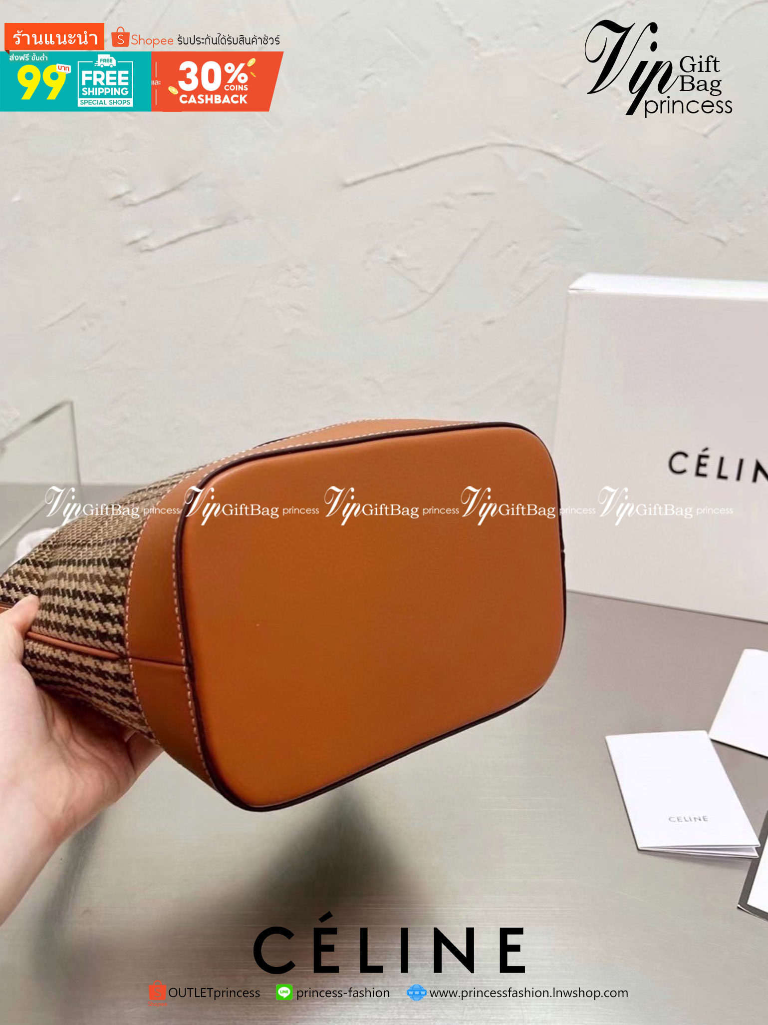 CELINE BUCKET BAG CUIR TRIOMPHE คอลเลคชั่นใหม่ ฮิตข้ามปี กับกระเป๋าสะพายทรงถัง ใช้งานง่ายที่สุด รุ่นใหม่งานผ้าทอลาย ซับในผ้าอย่างดี อะไหล่ทองปั้มทุกจุด สายสะพายยาวปรับระดับได้ วัสดุหนังวัว เรียบหรู ผู้ดีไปอีก ภายในโล่งกว้าง ใส่ของแบบจุๆไปเลย เป็นรุ่นที่ใช