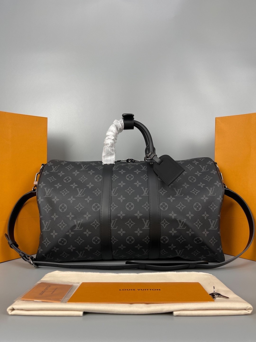LV Keepall Bandoulière 45 Monogram Eclipse / Damier Graphite Canvas กระเป๋าเดินทางแบบดัฟเฟิล เป็นรุ่นที่เคียงข้างนักเดินทางรอบ สวยหรูโลกสง่างามตลอดกาล มีไว้ไม่มีเอาท์ เกรดท็อป ออริ เทียบแท้ 1:1 เกรดดีสุด