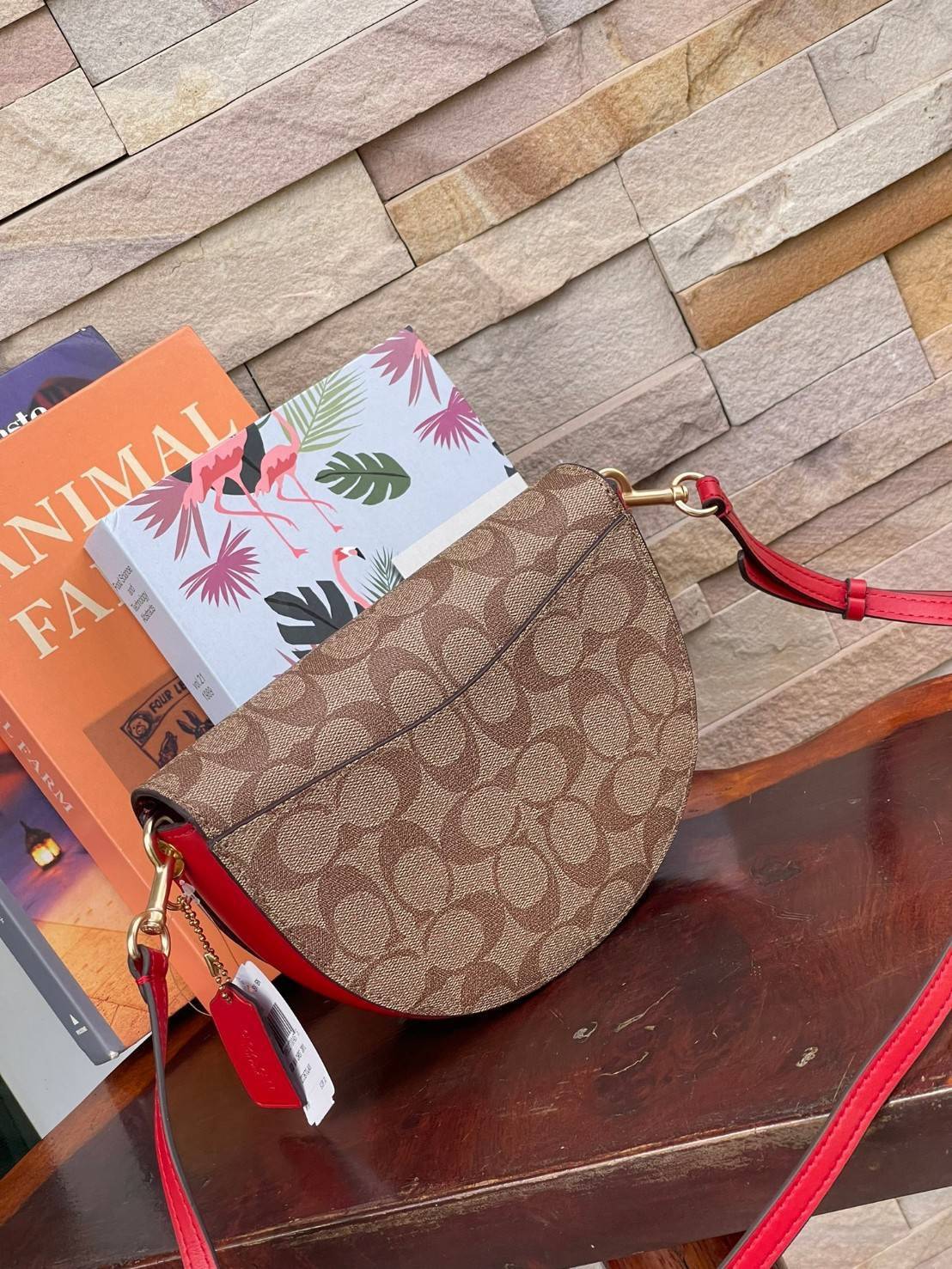 พร้อมส่งที่ไทยครบทั้ง6สีค่ะ 😘 Coach Ellen Crossbody In Signature ((C1432)) กระเป๋าทรงฮาฟมูนรูปทรงคลาสสิก ออกแบบให้มีลักษณะโค้งมน ไม่ดูเป็นทรงแข็งจนเกินไป ดีไซน์และสีของกระเป๋ายังเรียบง่าย เข้าได้กับทุกชุด สะพายครอสบอดี้ร์//สะพายข้าง หรือถือแบบคลัท