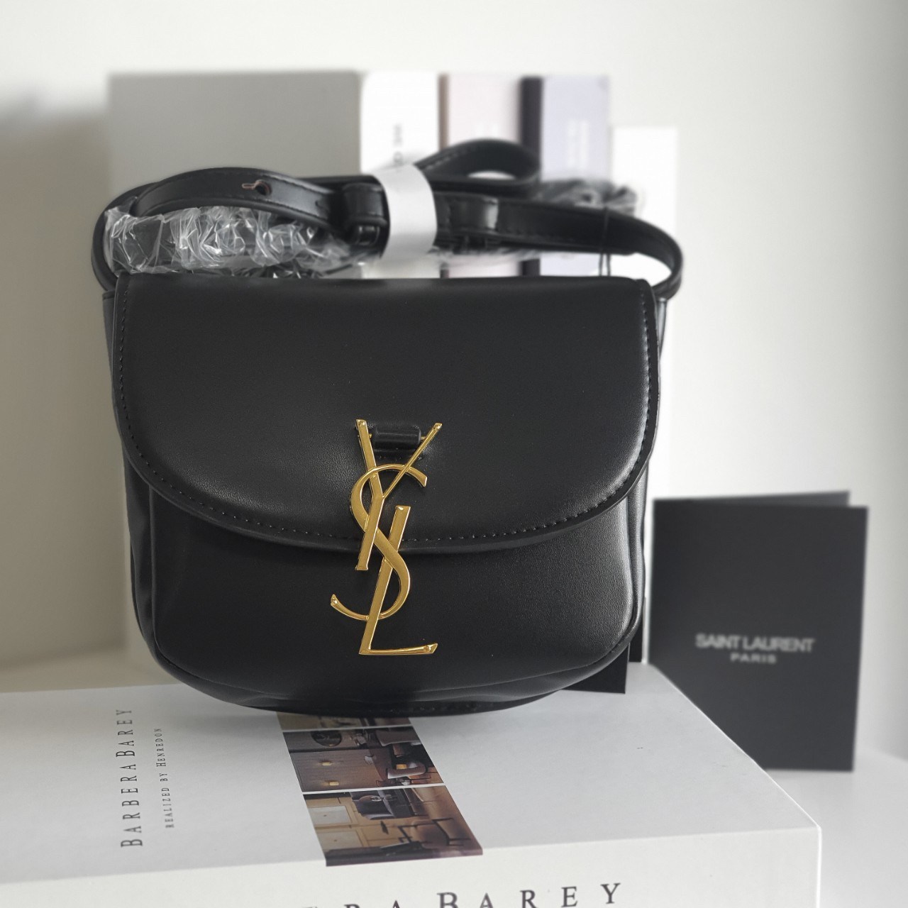 YVES SAINT LAURENT YSL BAG VIP GIFT WITH PURCHASE (GWP) พรีเมี่ยมกิ้ฟ Limited Edition จาก YSL DUTY FREE COUNTER ทรงสี่เหลี่ยมหนังสวยหรูอยู่ทรงเปิดปิดด้วยฝาปิดโลโก้แบรนด์อะไหล่ทองวินเทจ ภายในโล่งมีช่องหลัก และช่องใส่บัตรสามารถใส่มือถือของใช้จุกจิกได้เยอะ ส