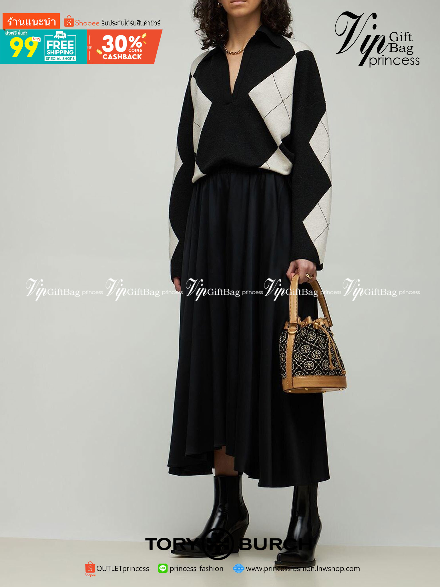 Medium : Tory Burch T Monogram Chenille Bucket Bag เปิดตัวอีกหนึ่งรุ่นกับกระเป๋าลาย T MONOGRAM รุ่นใหม่ล่าสุดจาก TORY BURCH พลาดไม่ได้กับโลโก้สุดคลาสสิก ลวดลาย T Monogram คือวัสดุ chenille หรือที่เรียกว่า ด้านไหมกำมะหยี่ มารังสรรค์ลงบนกระเป๋าBucketใบนี้ เ