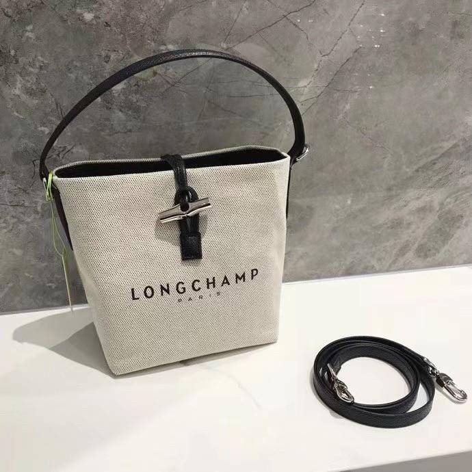 LONGCHAMP Roseau Bucket Bag กระเป๋าทรงถัง ถือหรือสะพายไหล่ได้ วัสดุผ้าฝ้าย แต่งหนังวัวลายนูน มีซับใน ด้านในกระเป๋าซิป1 กระเป๋าเล็ก1 อะไหล่เงิน มีสายยาวถอดสายได้ ปรับระดับไม่ได้ ดาราเซเลปใช้เพียบ รุ่นเดียวกับคุณแอนใช้ Hot Item!!!! ใบจริงสวยมากน้ำหนักเบา จุ