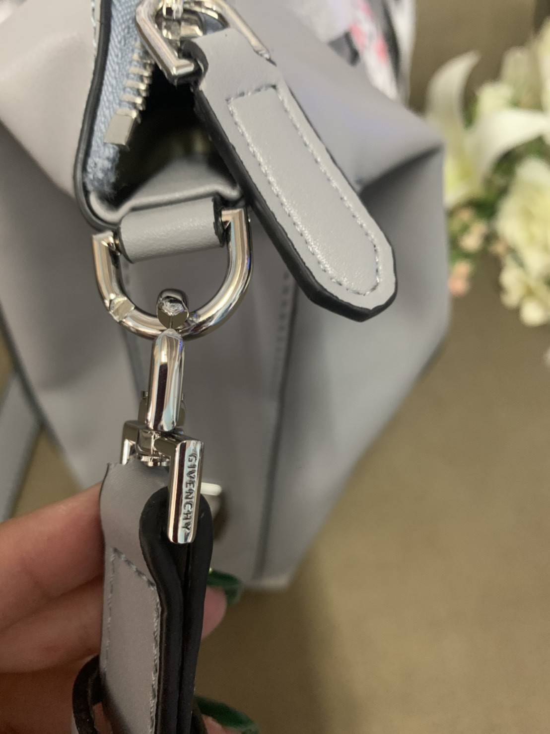 Givenchy Antigona Soft Small Leather Bag เข้ารอบใหม่ ราคาดีต่อใจ .. ไม่มีไม่ได้แล้ว! กระเป๋ารุ่น Iconic อย่าง Antigona Soft รุ่น "Classic" **มาพร้อมผ้าผูกโบว์ น่ารักมากมาย ประดับด้วยสัญลักษณ์ของแบรนด์ Givenchy ด้านหน้า **อะไหล่เงิน ไอเท็มยอดฮิตท