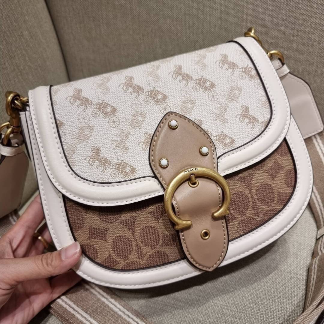 COACH C3837 BEAT SADDLE BAG WITH HORSE AND CARRIAGE PRINT The best item! ที่สาวๆรอคอย! ฮอตไฟลุก! สีหายาก ละมุนคุณหนู คอลเลคชั่นใหม่ ดีไซน์หรูหรา พิเศษมากๆมาพร้อมสายสะพาย 2 เส้น ใช้คู่กันหรือแยกสะพายก็สวยครบสูตร กระเป๋าสะพายทรง saddle คลาสสิค เปิด-ปิดด้วยก