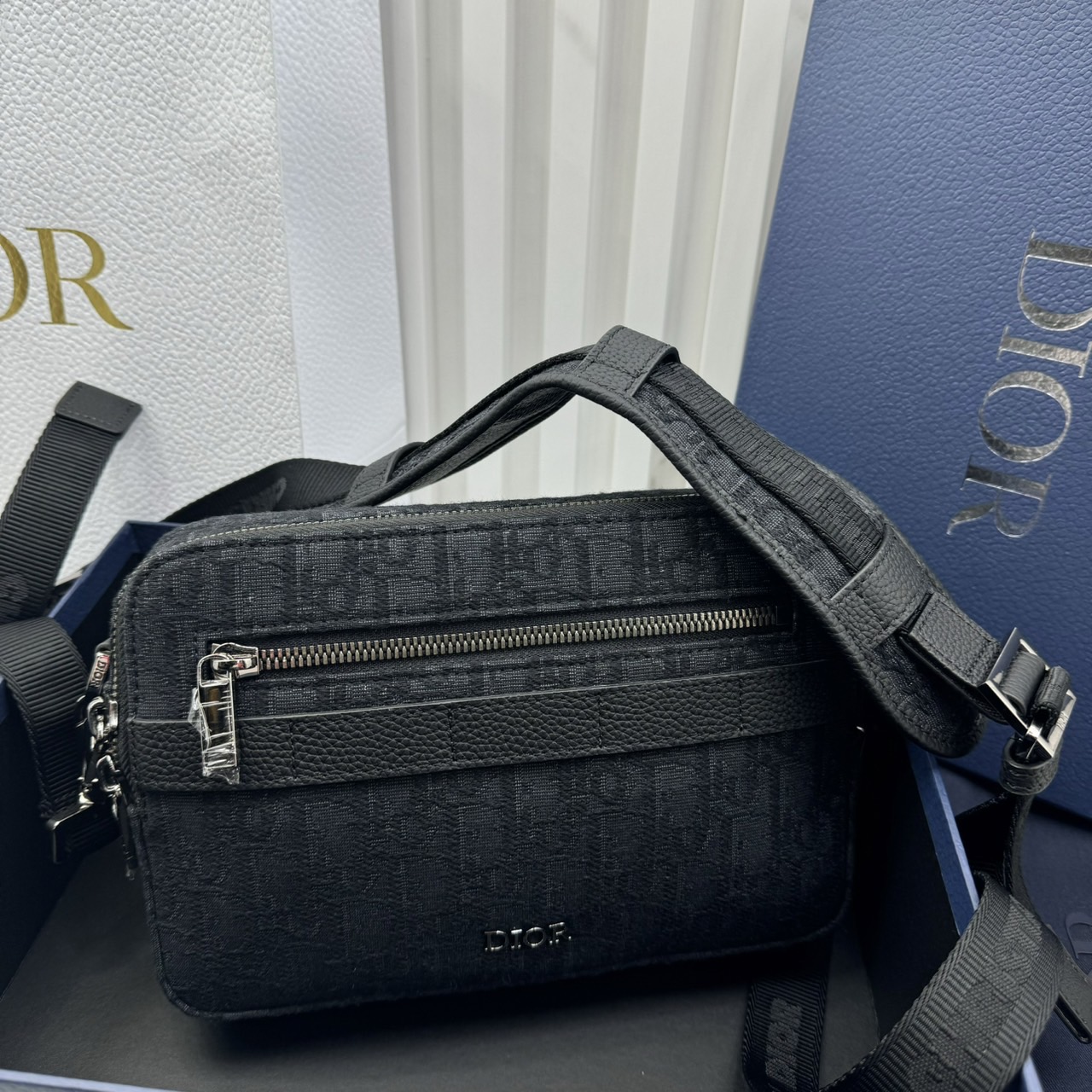 DIOR Medium Safari Bag with Strap / The hallmark Safari bag / Black Blue Oblique Jacquard / DIOR Messenger Bag กระเป๋าสะพายทรงแมสเซ็นเจอร์เอกลักษณ์ของแบรนด์แห่งตำนานความหรู