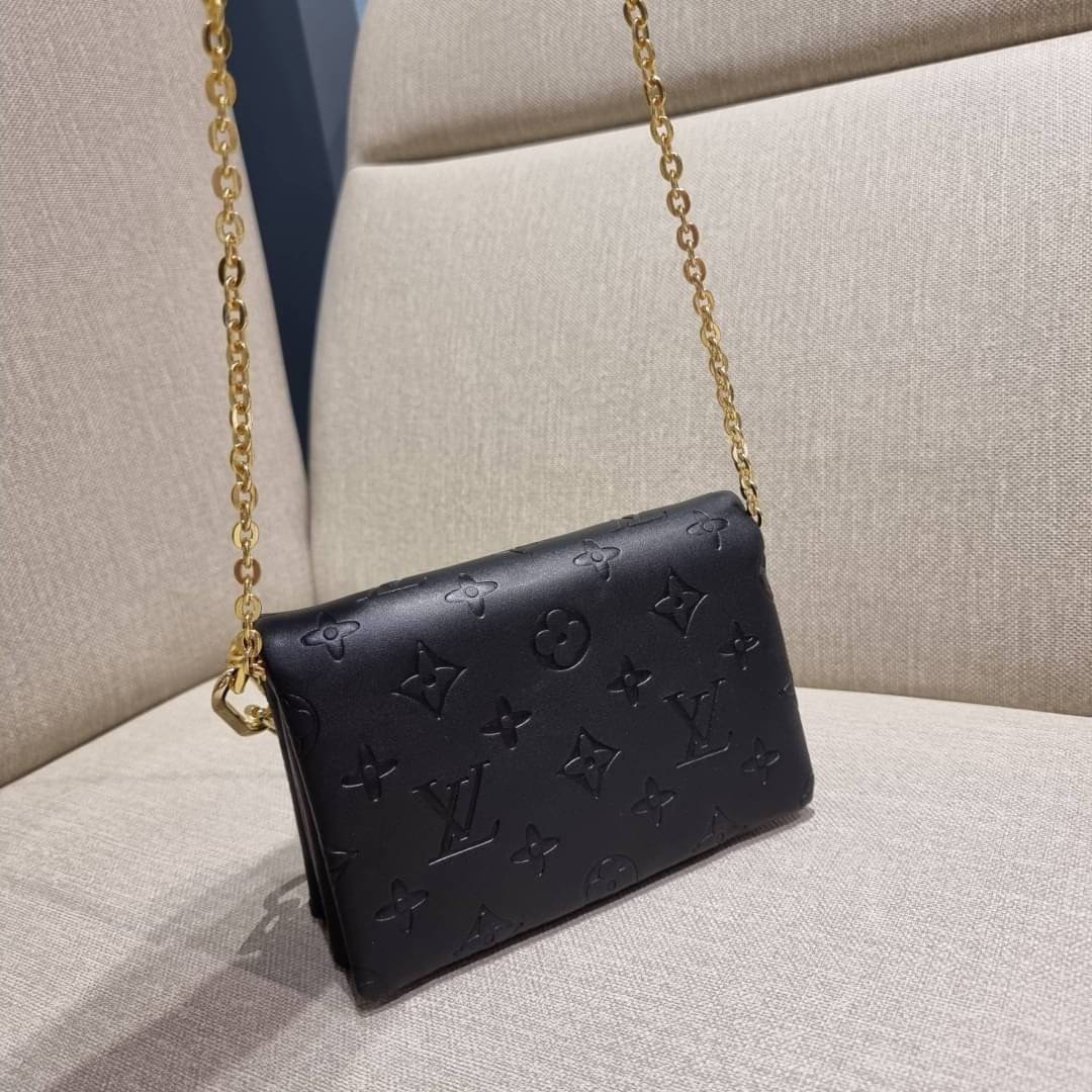 VIP 🥂 LV POCHETTE COUSSIN กระเป๋าสะพายกึ่งคลัชท์ ไซส์มินิ น่ารักมากๆ สุดหรูด้วยวัสดุหนังแกะปั๊มลายสวยคม ฟูนุ่ม สัมผัสดี มาพร้อมสายโซ่ใหญ่ในตัว ดูแพง!! และสายโซ่เล็กสะพายข้างได้กำลังสวย เปิด-ปิดด้วยกระดุมแม่เหล็ก ภานในเป็นช่องโล่ง แบ่งสัดส่วน ใส่ขอ