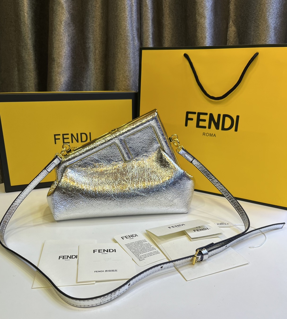 พร้อมส่ง 6 สี FENDI First Midi bag กระเป๋าทรงคลัชมาพร้อมสายสะพาย รูปลักษณ์สวยงามทันสมัย 🧡 เกรดออริจินอล 1:1 สลับแท้ ใช้งานต่างประเทศได้