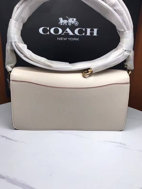 COACH TABBY SHOULDER BAG 26 พร้อมส่งที่ไทยอีกครั้งค่ะ!! กระเป๋าหิ้ว//คล้องไหล่//สะพายข้างได้ สุดคุ้ม! หนังแท้เรียบคลาสสิคเพิ่มความหรูเข้ามาค่ะ ด้านหน้ามีอะไหล่แบรนด์ตัวใหญ่โดดเด่น เปิดปิดกระเป๋าแบบกระดุมแม่เหล็ก ภายในมีช่องหลักใส่ของ2ช่อง;สามารถใส่กระเป๋า