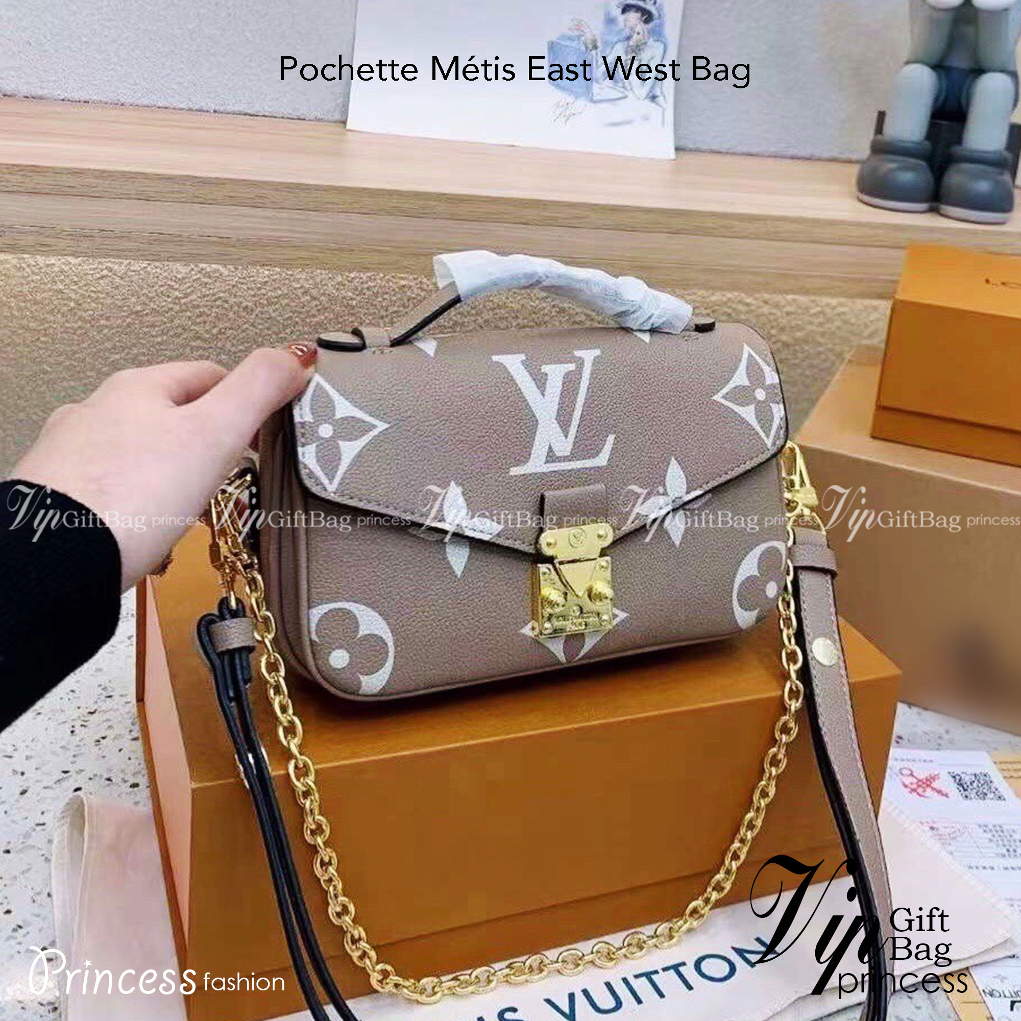 LV Pochette Metis East West Bag งานสวยเป๊ะ มาพร้อมสายโซ่สีทองสำหรับสะพายไหล่แบบสั้นและสายหนังยาวอย่างมีสไตล์ลาย Monogram ตัวล็อกแบบ S-lock ด้านในกว้างใส่iPhoneได้มี3 ช่อง ช่องกระเป๋ามีซิปด้านใน