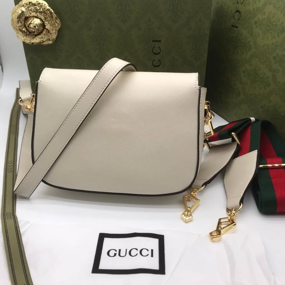 VIP GIFT 】หนังแท้ GUCCI Gucci Horsebit 1955 mini bag ที่สุดของรุ่นที่ฮอตหนักมาก คอลเลคชั่นที่ยอดขายดีตั้งแต่วันแรกที่ลง shop ด้วยรูปทรงที่กะทัดรัด ตอบโจทย์ได้ทุกลุค ทุกไลฟ์สไตล์ ใช้งานได้ง่ายคล่องตัว เรียกได้ว่าใครไม่มีได้ยังไง สวยขนาดนี้!!