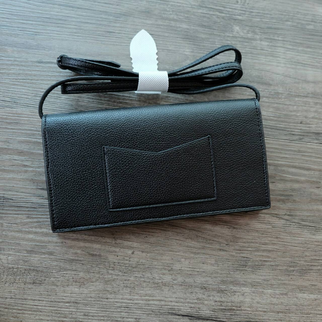 Charles & Keith Metallic Tip Wallet กระเป๋าสตางค์ใบยาว จะสะพาย หรือถอดสายถือเป็น cluth ก็ดูดีได้ค่ะ ภายในมีช่องซิป มีช่องใส่บัตรหลายช่อง และช่องใส่ธนบัตร ด้านหลังมีช่องใส่บัตรอีก 1 ช่องค่ะ มาพร้อมสายสะพายยาว สามารถถอด และปรับได้ 5 ระดับค่ะ