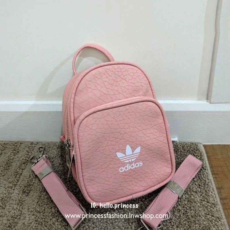 ADIDAS 2WAY MINI BACKPACK Y2018 กระเป๋าเป้หรือสะพายสไตล์ Sport รุ่น Limited Edition ขนาดมินิ กำลังดี กันน้ำ น้ำหนักเบา ด้านหน้ามีโล้โก้และช่องซิป เปิดปิดด้วยซิปสะดวกใช้ หัวซิปแบรนด์ ภายในมีช่องใส่ของ หูจับถนัดมือ สายสะพายลายสวยเก๋เลื่อนปรับได้ freesize สา