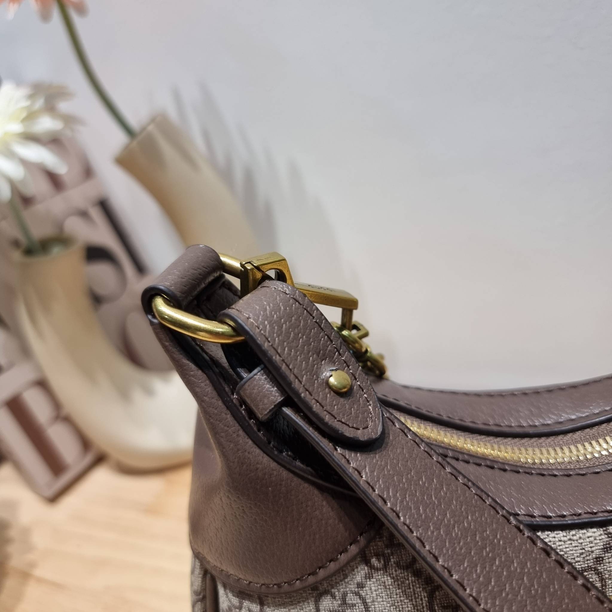 GUCCI Aphrodite small shoulder bag / GC crossbody pouch bag กระเป๋าสะพายทรงคลาสสิค ดีไซน์ย้อนยุคผสานความโมเดิร์นด้วยรูปทรงพอช ที่ใช้งานได้ทุกสไตล์ วัสดุหนังแคนวาส ทนทาน ภายในกระเป๋าเป็นช่องโล่ง สายสะพายมีลูกเล่นหลากหลาย มีให้ทั้งแบบโซ่คล้องไหล่ สายหนังที่