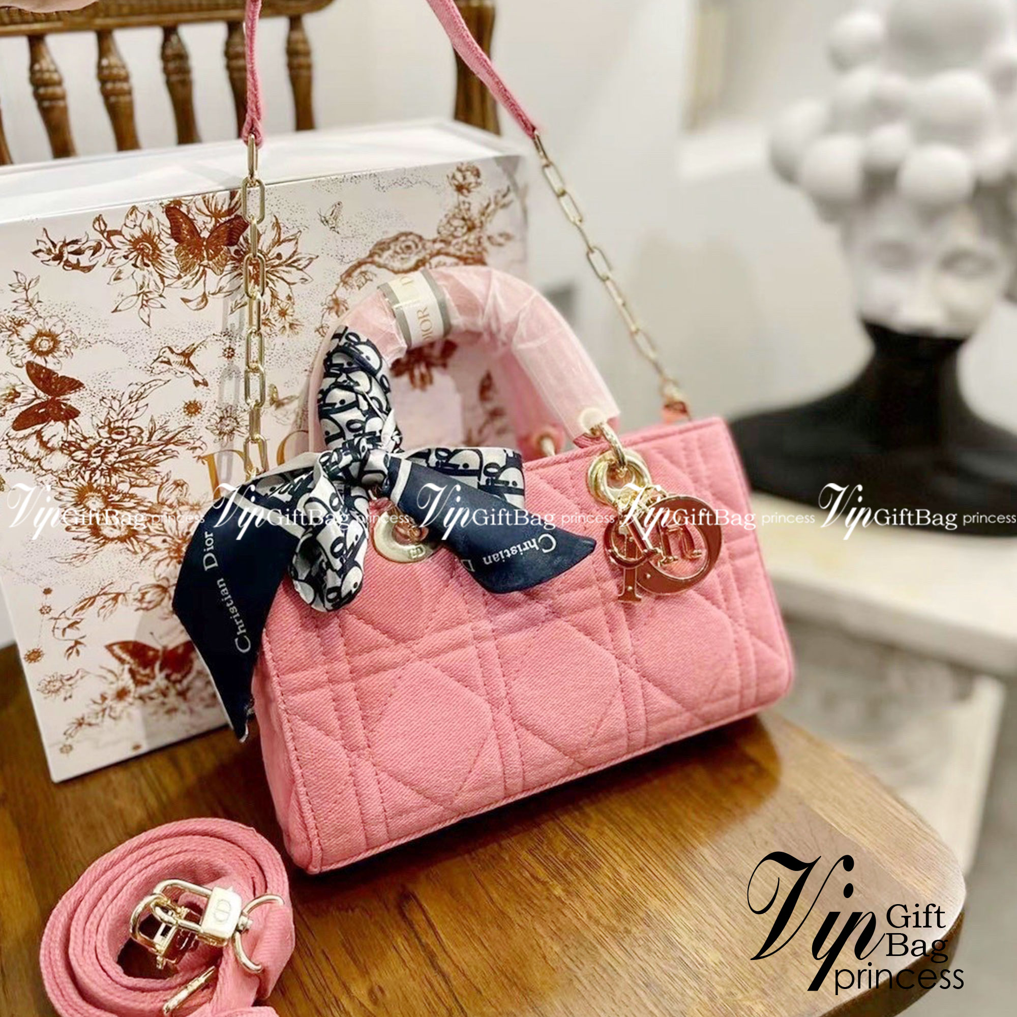 DIOR D-Joy Bag Cannage Denim / Dior Lady Bag กระเป๋าสะพายดิออร์ใบนี้คือราชนิกุลมากแม่ความเลดี้ดิออร์ที่เกินต้าน งานชนช้อปปังสุด ถือสลับแท้ไม่โป๊ะแน่นอน ราคาเบาสุด ภาพถ่ายจากงานจริง สวยเหมือนในรูป พร้อมส่งที่ไทย