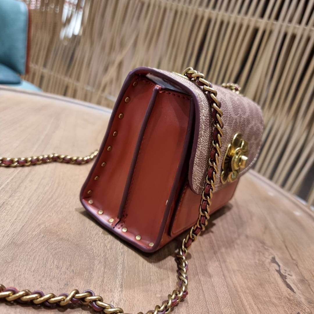 COACH 30592 PARKER 18 IN SIGNATURE CANVAS WITH RIVETS ไอเท็มยอดฮิต รุ่นหายาก!! sold out ไปหลายรอบ ก็ยังมีคนรอ!! กระเป๋าสะพายข้าง ไซส์กะทัดรัด พกพาง่าย ดีไซน์สวยด้วยการตอกหมุดเพิ่มดีเทล โดดเด่นด้วยตัวล็อครูปดอกไม้ วัสดุหนังแคนวาสเคลือบลายสลับหนังแท้ ภายในเ