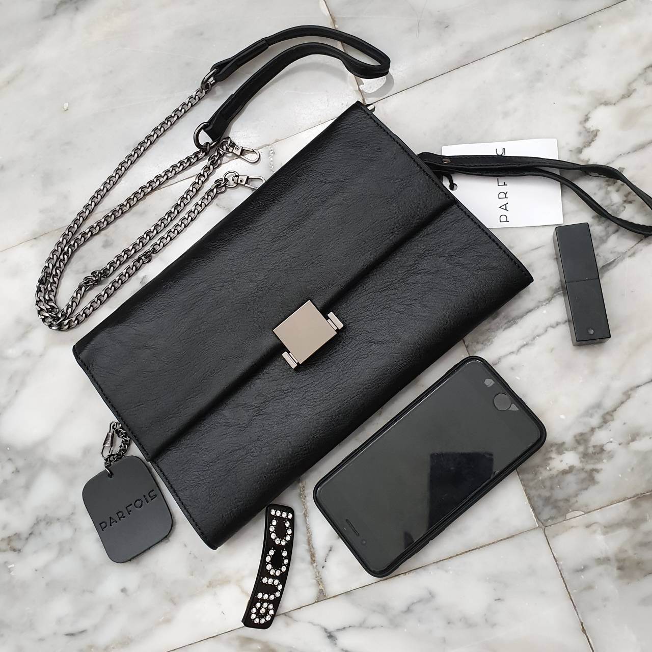 🌵รุ่นมาใหม่งานสวยมาก หนังนิ๊ม นิ่ม *หนังวัวแท้ เอาใจสาวๆ ที่ต้องการหากระเป๋าสะพายทรงนี้ สีดำ อะไหล่ดำ เรียบหรูมากคะ จากแบรนด์ Parfois ตัวกระเป๋าสะพาย ปรับเก็บสายถือเป็น clutch bag ได้คะ มีสายคล้องข้อมือ ขนาดกะทัดรัด พร้อมช่องแยกเก็บของช่องใหญ่ ใส่