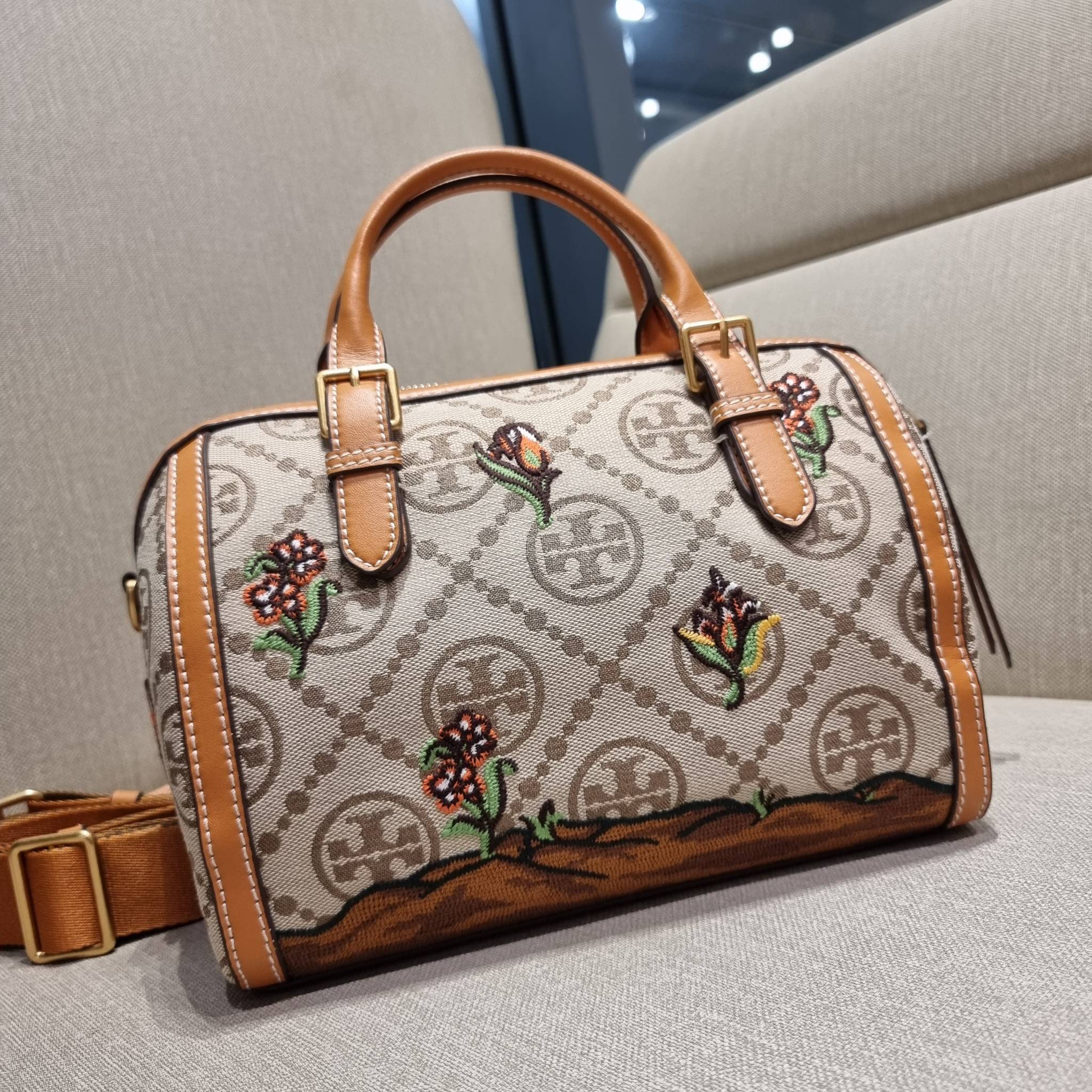 TORY BURCH T MONOGRAM JACQUARD EMBROIDERED DUFFLE คอลใหม่ล่าสุด สวยพร้อมเสิร์ฟแบบไม่ต้องรอพรีฯ ลายโมโนแกรมสุดคลาสสิคที่ถูกดีไซน์รังสรรค์ด้วยงานปักสุดชิค น่าใช้ใจฟูแค่แรกเห็น!! วัสดุ jacquard woven สลับหนังแท้ หูจับในตัว และพร้อมไปเลยกับสายสะพายข้าง ที่จะถ