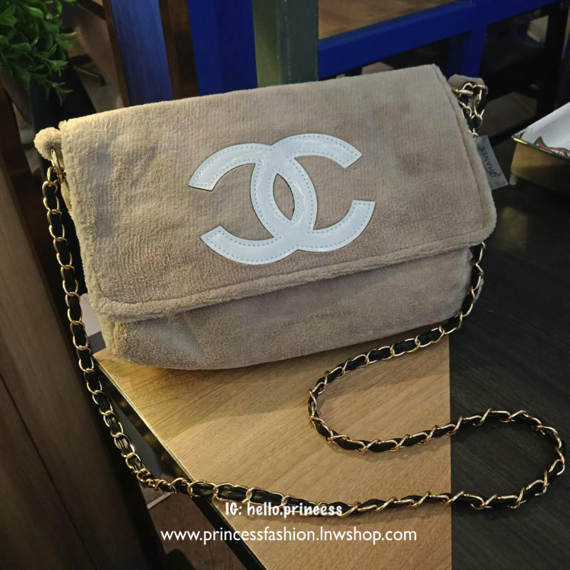 NEW UPDATE 2019! Chanel Beaute Crossbody Bag กระเป๋าถือหรือสะพายพรีเมี่ยมของเเท้จาก Chanel Cosmetic Counter VIP Gift รุ่นแนะนำวัสดุขนวูฟสีเบจหนานุ่มตัดโลโก้แบรนด์หนังแก้วสวยโดดเด่น น้ำหนักเบา เปิดปิดด้วยฝาปิดกระดุมแม่เหล็ก ใบใหญ่กำลังดีใส่ ipad กระเป๋าสตา