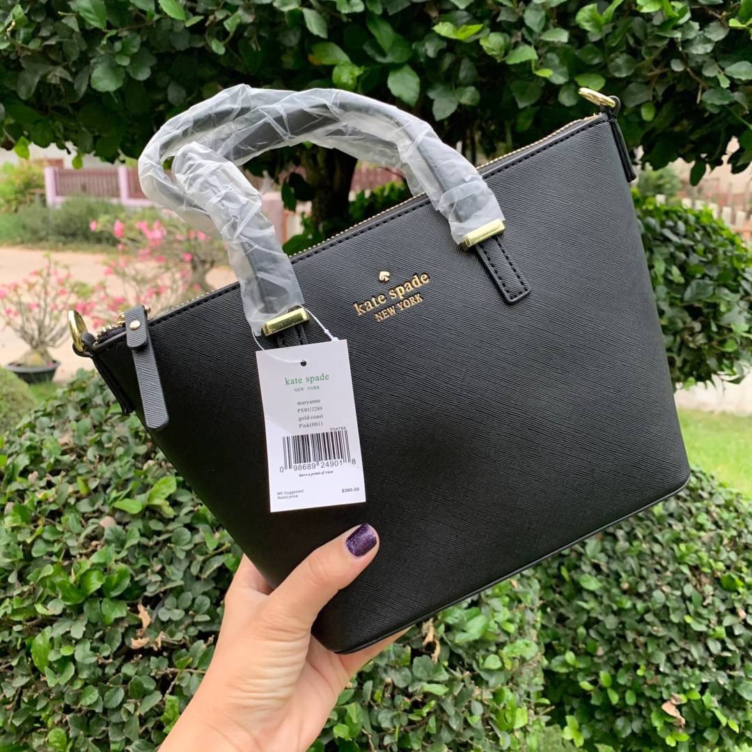 ของแท้ 💯% Kate Spade New York Cross Body Bag กระเป๋าถือหรือสะพาย หนัง Saffiano ภายในมีช่องซิปและช่องเล็ก มีหมุดรองฐานกันรอย 4 มุม อะไหล่ทองทั้งใบ ขนาดกำลังดี ใส่กระเป๋าสตางค์ยาวได้ค่ะ