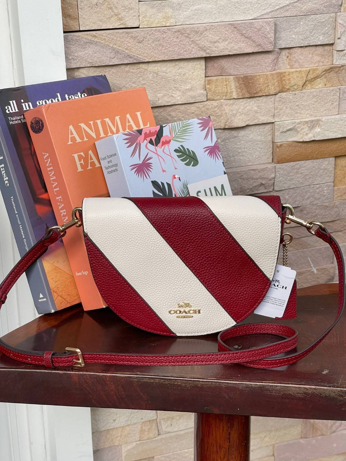 พร้อมส่งที่ไทยครบทั้ง6สีค่ะ 😘 Coach Ellen Crossbody In Signature ((C1432)) กระเป๋าทรงฮาฟมูนรูปทรงคลาสสิก ออกแบบให้มีลักษณะโค้งมน ไม่ดูเป็นทรงแข็งจนเกินไป ดีไซน์และสีของกระเป๋ายังเรียบง่าย เข้าได้กับทุกชุด สะพายครอสบอดี้ร์//สะพายข้าง หรือถือแบบคลัท