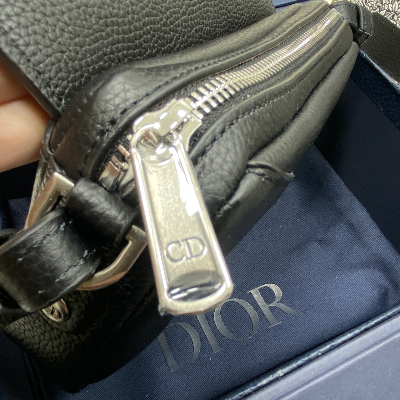 ORI หนังแท้ | DIOR Mini Saddle Bag Icons Leather black กระเป๋าสะพาย คาดอก เปิดตัวครั้งแรกในงานแฟชั่นโชว์ Summer 2025 ดีไซน์สุดไอคอนิกมาตีความใหม่ด้วยรูปทรงที่ทันสมัย