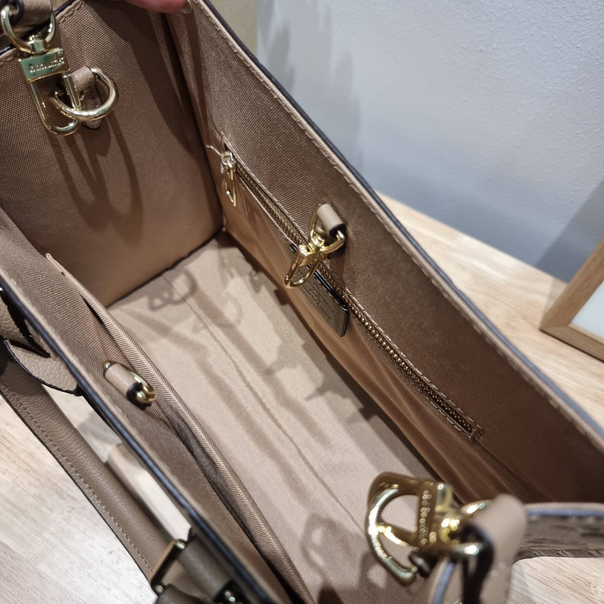 LV Onthego / LV crossbody tote bag กระเป๋าทรงโท้ทเวอร์ชั่นดั้งเดิม ที่คลาสสิค ผู้ดี หรูหรา โทนสีใช้งานง่าย ได้ทุกลุค ทุกสไตล์ วัสดุหนังลูกวัว ผิวลายเกรน มาพร้อมหูจับในตัว คล้องแขนก็ดูแพง หรือจะเกี่ยวสายครอสสะพายก็อัพลุคได้เลย ภายในโล่งกว้างมาก มีอะไหล่เกี