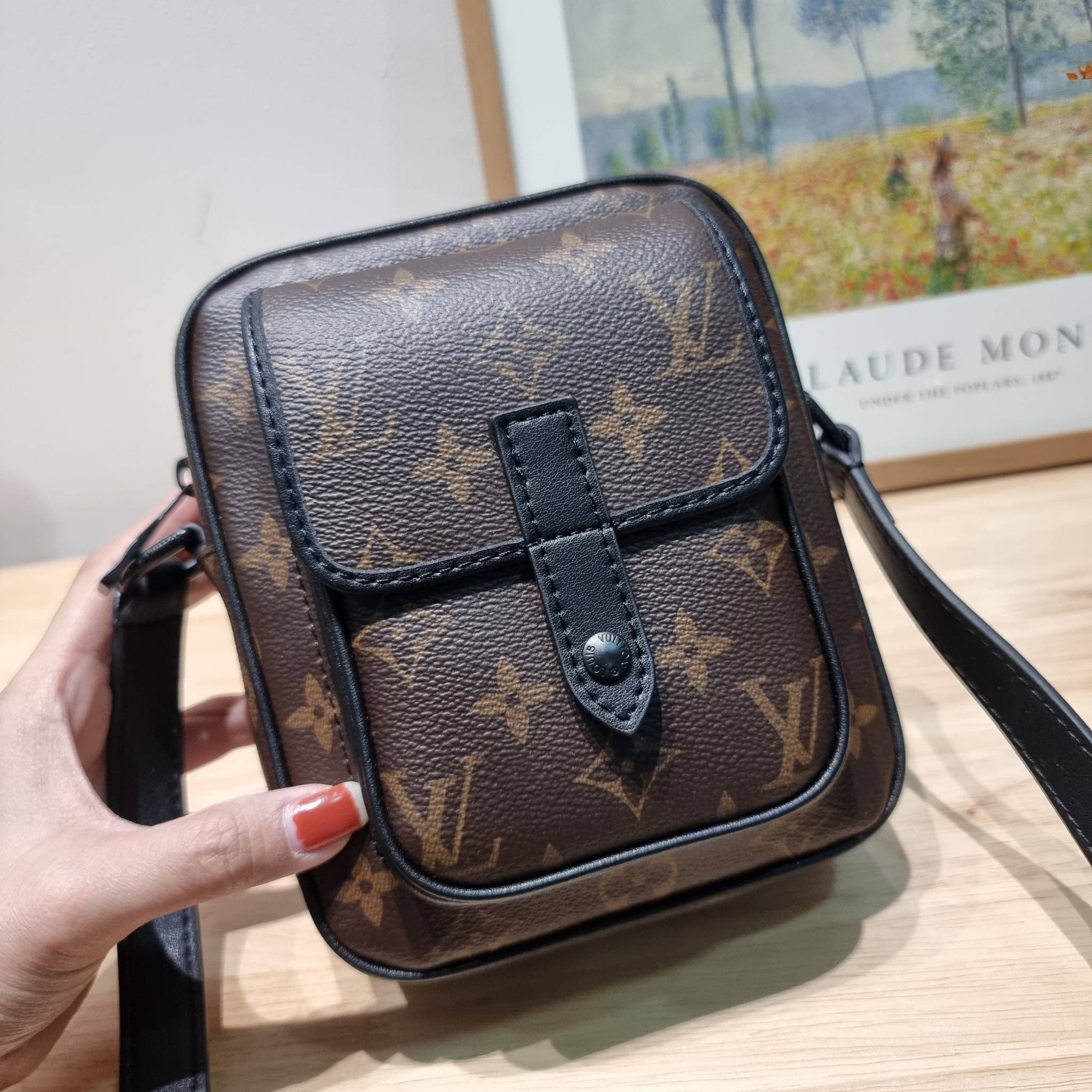 LV CHRISTOPHER กระเป๋าสะพายรูปทรงสปอร์ตสุดชิค LV crossbody wallet bag ใหม่ล่าสุด ได้ชิคๆเท่ๆก่อนใคร ไม่ต้องรอพรีฯ กับกระเป๋าสะพายข้างสำหรับหนุ่มๆ งานหรู ราคาดี วัสดุหนังแคนวาสคุณภาพดี ดีไซน์กะทัดรัด คล่องตัวแบบทูอินวันไปเลย เพราะใช้แทนกระเป๋าสตางค์ก็ได้ ส