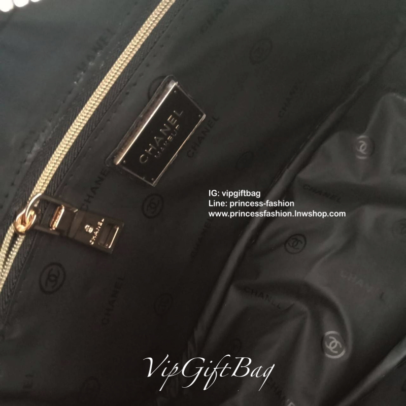 Chanel Nylon Crossbody Bag กระเป๋าสะพายทรงสวย งานพรีเมี่ยมกิ้ฟ Limited Edition ของแท้ 100% นำเข้าจาก Chanel Perfume Counter ใบกะทัดรัด วัสดุหนัง PU ประดับโลโก้ CC สุดคลาสสิค ซับใน Polyester 100% เปิดปิดด้วยซิปอะไหล่ทอง ใส่กระเป๋าสตางค์ยาว ของใช้ได้กำลังพอ