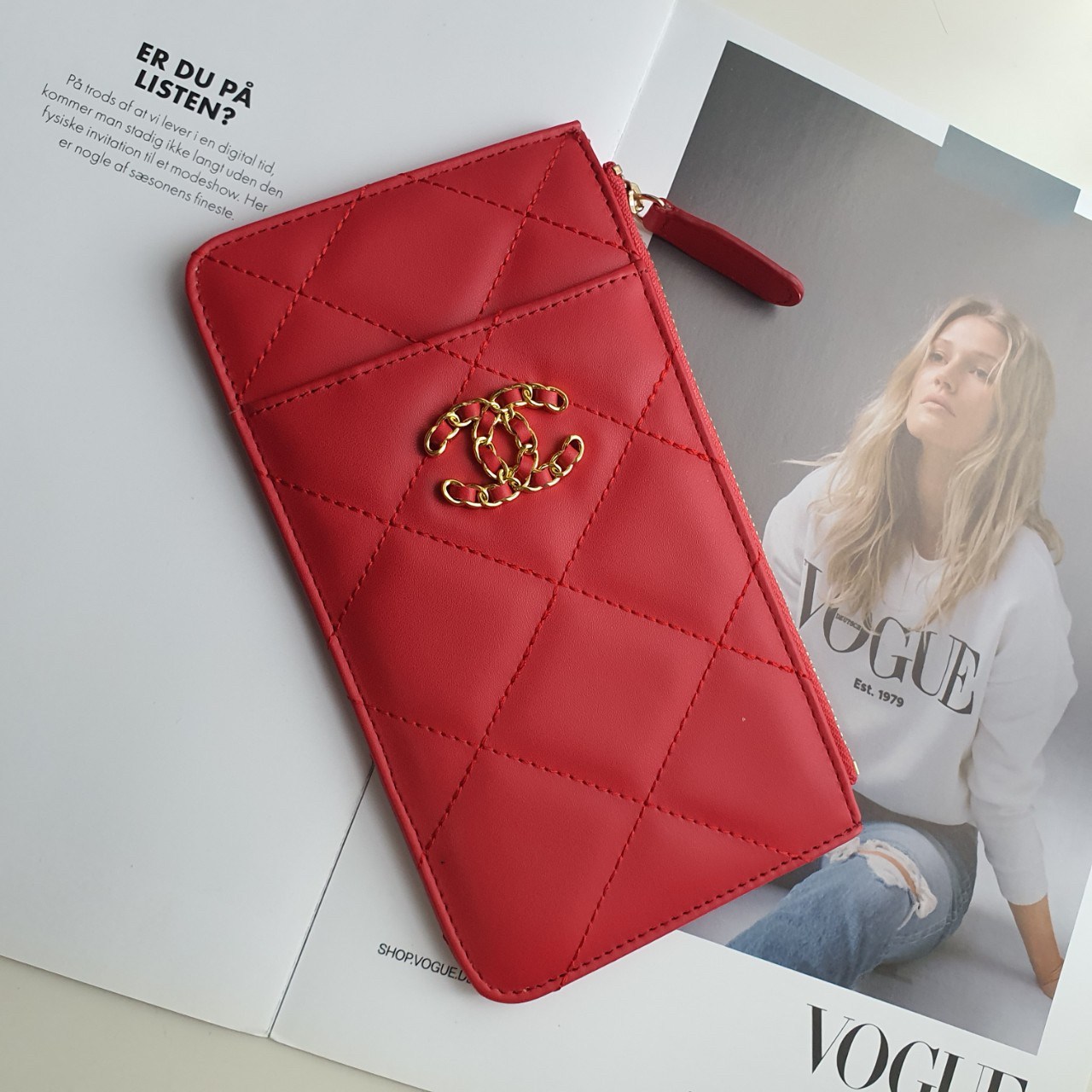 CHANEL LONG WALLET CARD PHONE HOLDER พร้อมส่งครบ 3 สี ❤️🖤🤍 พร้อมส่งที่ไทยค่าา กระเป๋าสตางค์รับทรัพย์ แนะนำรุ่นนี้เลยคะ งานพรีเมี่ยมกิ้ฟท์จากเค้าเตอร์ต่างประเทศ กระเป๋าสตางค์ทรงสวย สะดุดตา หนังสัมผัสลายด้าน จากแบรนด์ 𝗖 Ǖ