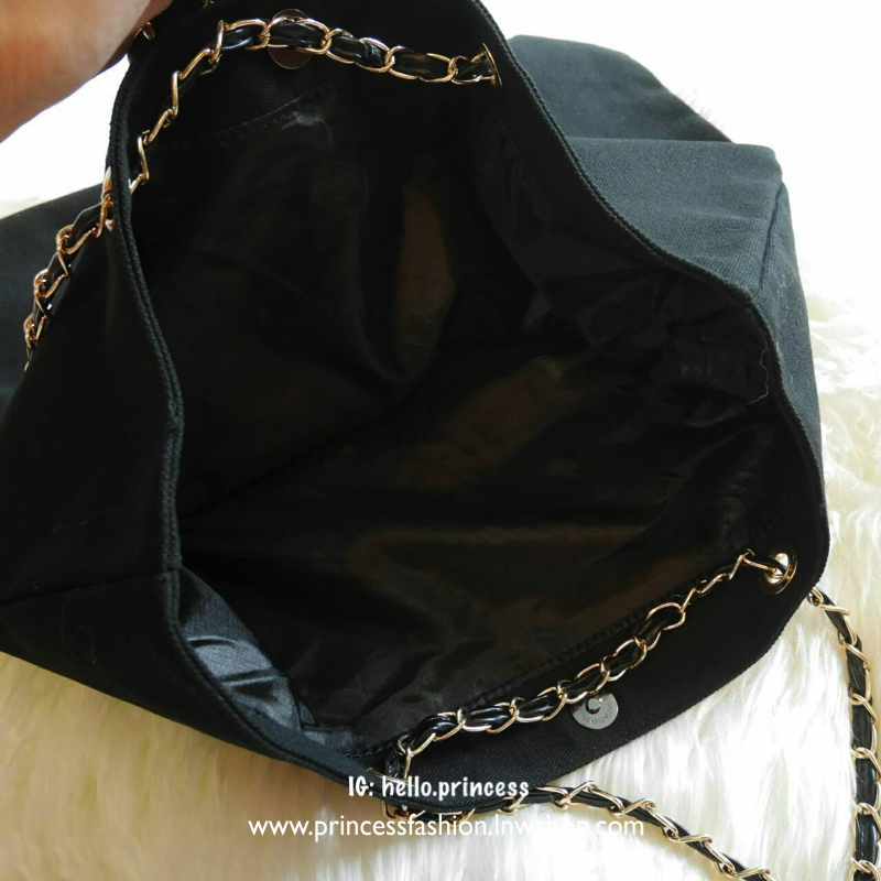 New Arrival!! พร้อมส่งที่ไทย ตามคำเรียกร้อง CHANEL VIP CANVAS TOTE BEAUTY GIFT TOTE CANVAS GOLD HARDWARE CHAIN STRAPS วัสดุทำจากผ้าแคนวาสหนา บุด้วยผ้าซับอีกชั้น ด้านหน้ามีโลโก้แบรนด์ ตรงอะไหล่ปั้มแบรนด์ทุกจุด ตัวสายทำจากโซ่ เรียบ หรู ดูดี ใส่ของได้เยอะมาก