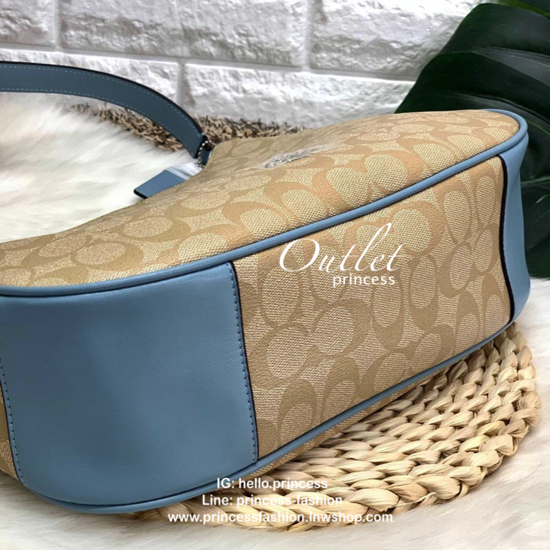 COACH SIGNATURE ZIP SHOULDER BAG กระเป๋าถือหรือสะพายไหล่ ทรงสวย ลาย signature วัสดุหนัง PVC. เนื้อนิ่ม ตัดของหนังสีฟ้า เปิดปิดด้วยซิป ภายในกว้าง ใส่ iPad, A4 และของใช้ได้เยอะ มีช่องเล็ก และช่องซิปค่ะ Must have!