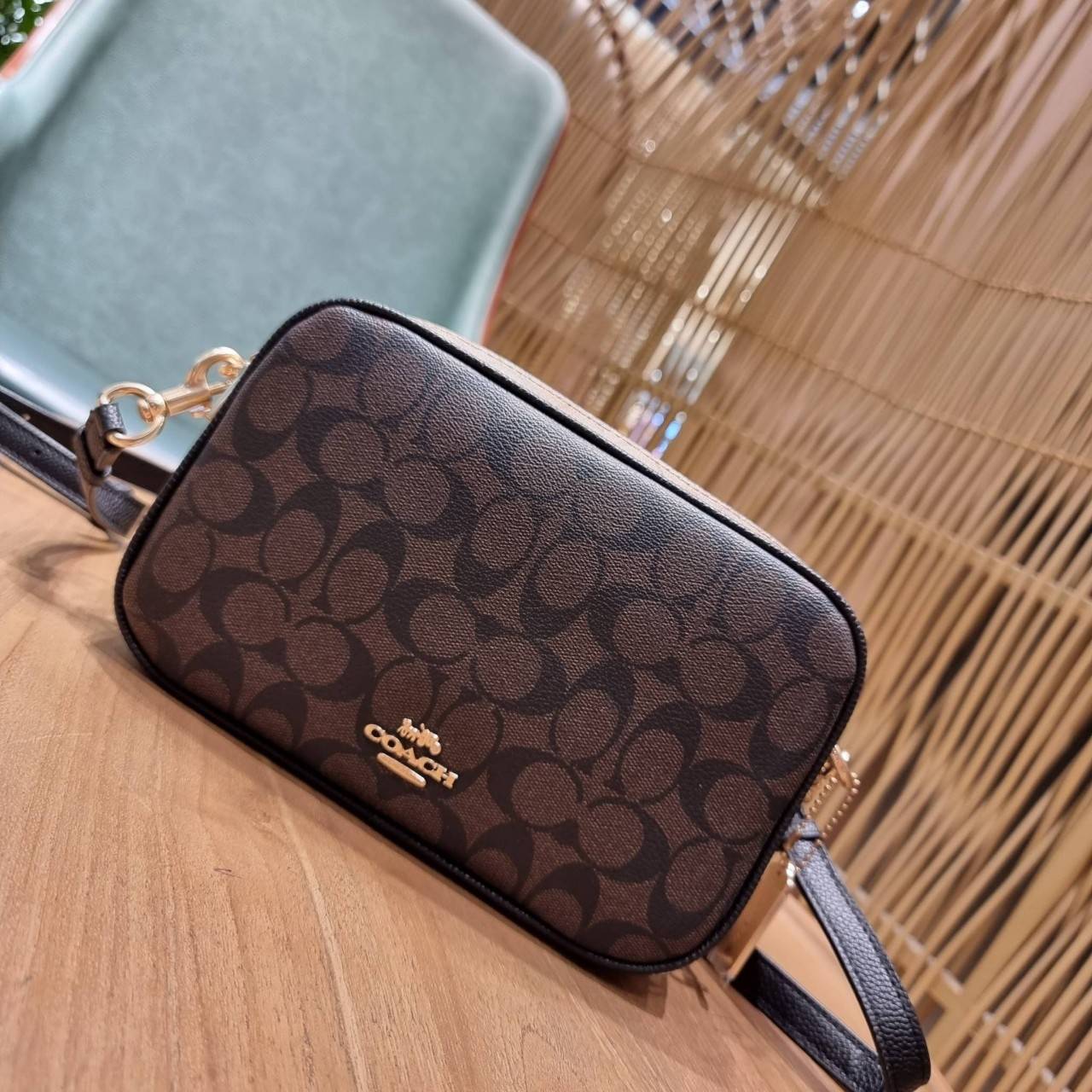 ใครที่รออยู่ห้ามพลาดเลยจร้าา! COACH JES CROSSBODY IN BLOCKED SIGNATURE CANVAS ((1767)) พร้อมส่งอีกครั้ง สินค้าขายดี กระเป๋าสะพายครอสบอดี้ร์หรือสะพายข้างได้ หนังแท้อย่างดีค่ะ 🔺สีหนังของรุ่นนี้ผสมกันได้ลงตัวดูดีมากๆทีเดียวค่ะ กระเป๋าแบบ2ช่องซิป ภายใ