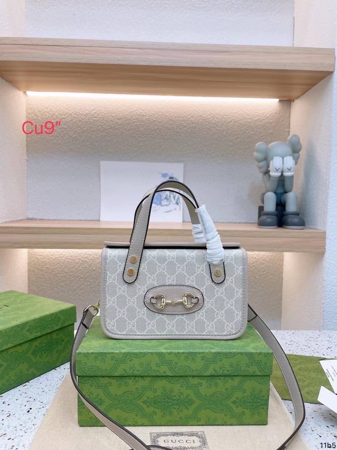 Gucci Horsebit 1955 mini top handle bag กระเป๋าทรงกล่องคอลเลคชั่นใหม่ล่าสุด ดาราเซเลปใช้กันเพียบ ดีไซน์สวย เชื่อได้เลยใบนี้สาวๆต้องหลงรัก จนวางไม่ลงเลยน้า ภาพถ่ายจากงานขายจริง ใช้งานต่างประเทศได้