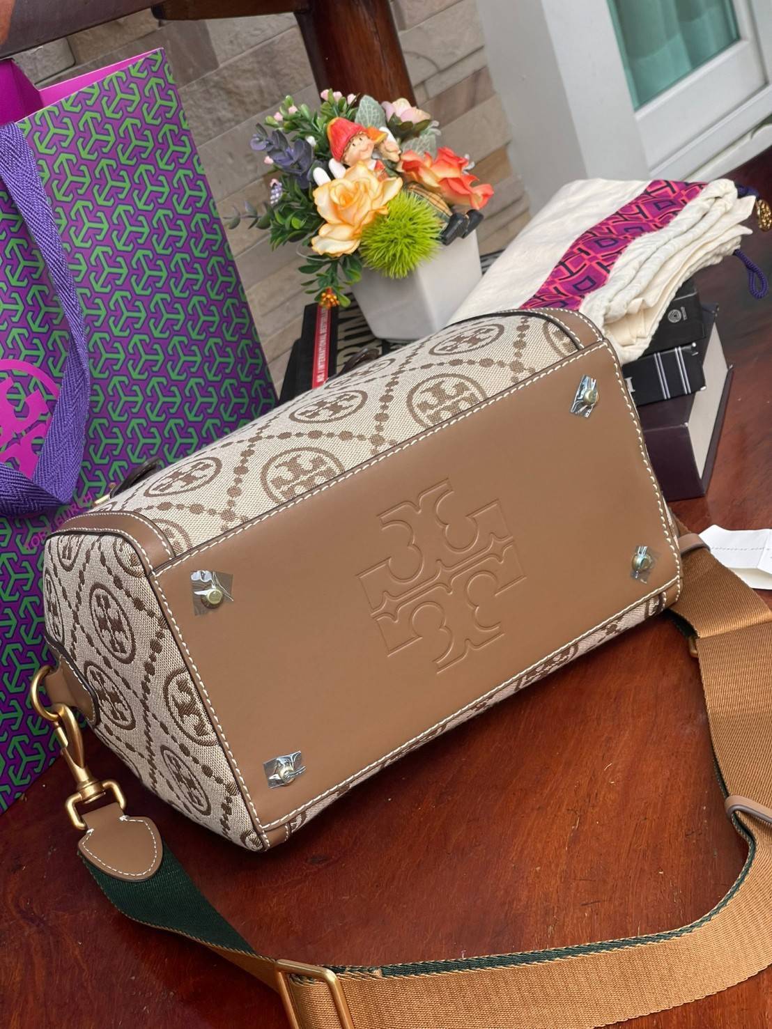 Large: Tory burch T Monograme Jacquaed Duffle เป็นทรงกระเป๋าที่มีความฮอตฮิตตลอดกาล ด้วยรูปทรงคลาสสิคและเหมาะใช้งานเข้ากับทุกสถานการณ์ ไม่ว่าจะเป็นกระเป๋าสะพายไหล่ เพิ่มความคล่องตัวและเข้าได้กับทุกลุค ไม่ว่าจะเป็นวันสบายๆ หรือวันที่ต้องออกไปทำกิจกรรมลุยๆ ห