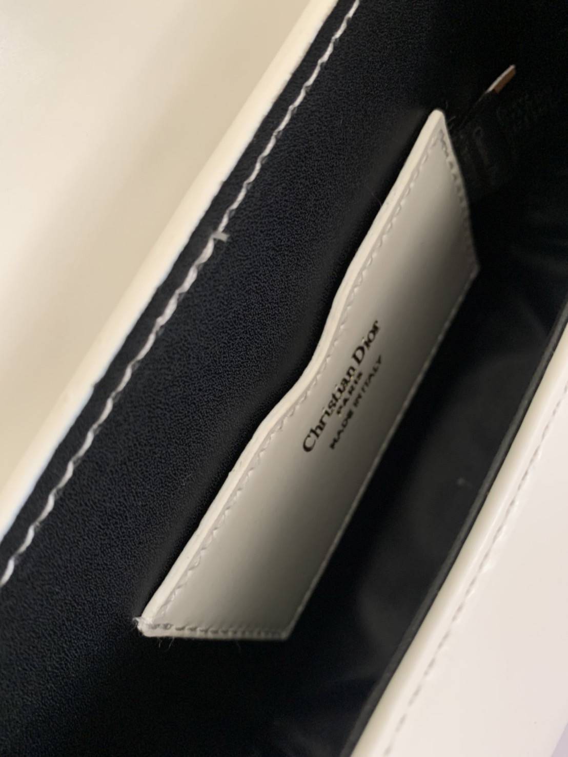 DIOR BOBBY EAST-WEST BAG (GWP) พรีเมี่ยมกิ้ฟ Limited Edition กระเป๋าสะพายขนาดกระทัดรัด น่ารักมากมาย วัสดุหนังแท้ (Calfskin) อะไหล่ทอง ตกแต่งด้านหน้ากระเป๋าแบบหัวเข็มขัด ประดับโลโก้ CD ด้านหลังสกรีนตัวอักษร "30 MONTAIGNE" มีช่องสำหรับเก็บของหนึ่ง