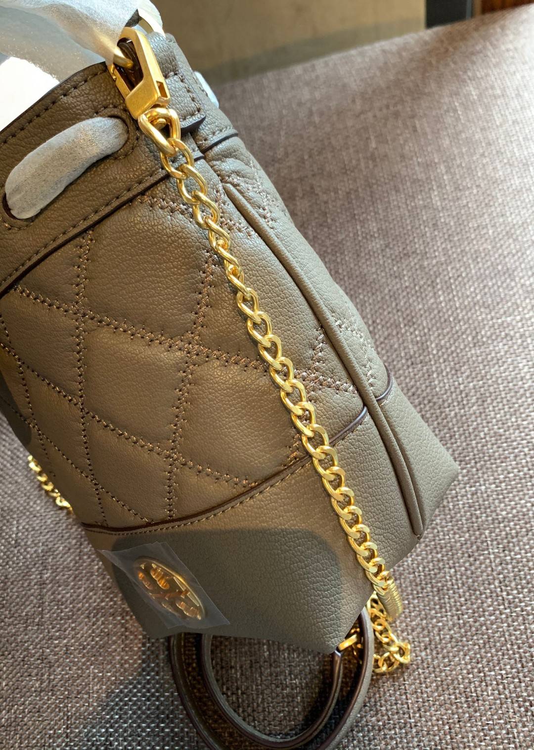 น้องสวยเกินเบอร์ คุณภาพแน่น จำนวนจำกัด! TORY BURCH MINI WILLA BUCKET BAG พร้อมส่งที่ไทย แนะนำต้องมีค่า กระเป๋าทรงจนมจีบ หนังแกะแท้((หนังแกะจะมีคุณภาพดีและแพงกว่าหนังวัวนะคะ)) ลายหนังสวย เดินด้ายลายนวม สัมผัสแล้วสาวๆหลงรักแน่นอนค่าา