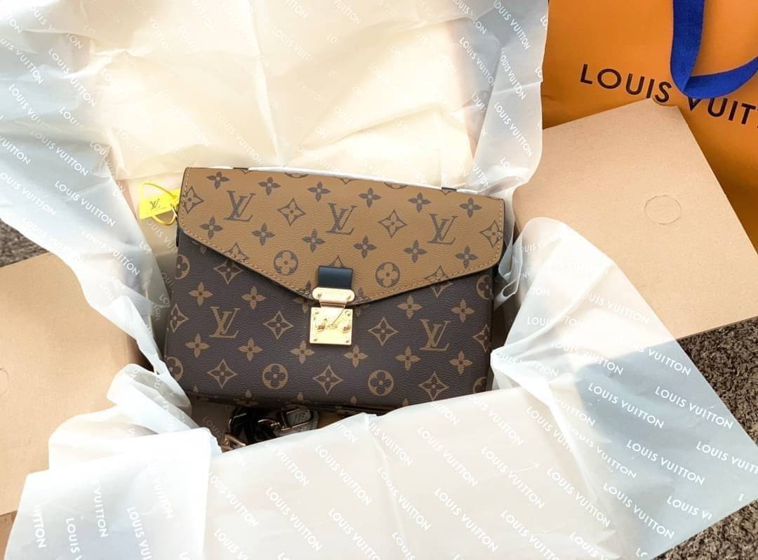 LV Pochette Métis ไอเท็มนำแฟชั่นที่น่าดึงดูดใจอย่างยิ่ง กระเป๋าที่มีรูปลักษณ์ทรงกะทัดรัดและใช้งานได้สะดวก หนังแท้แคนวาสอย่างดีเลยค่ะ ลาย Monogramอัญเป็นเอกลักษณ์ของแบรนด์