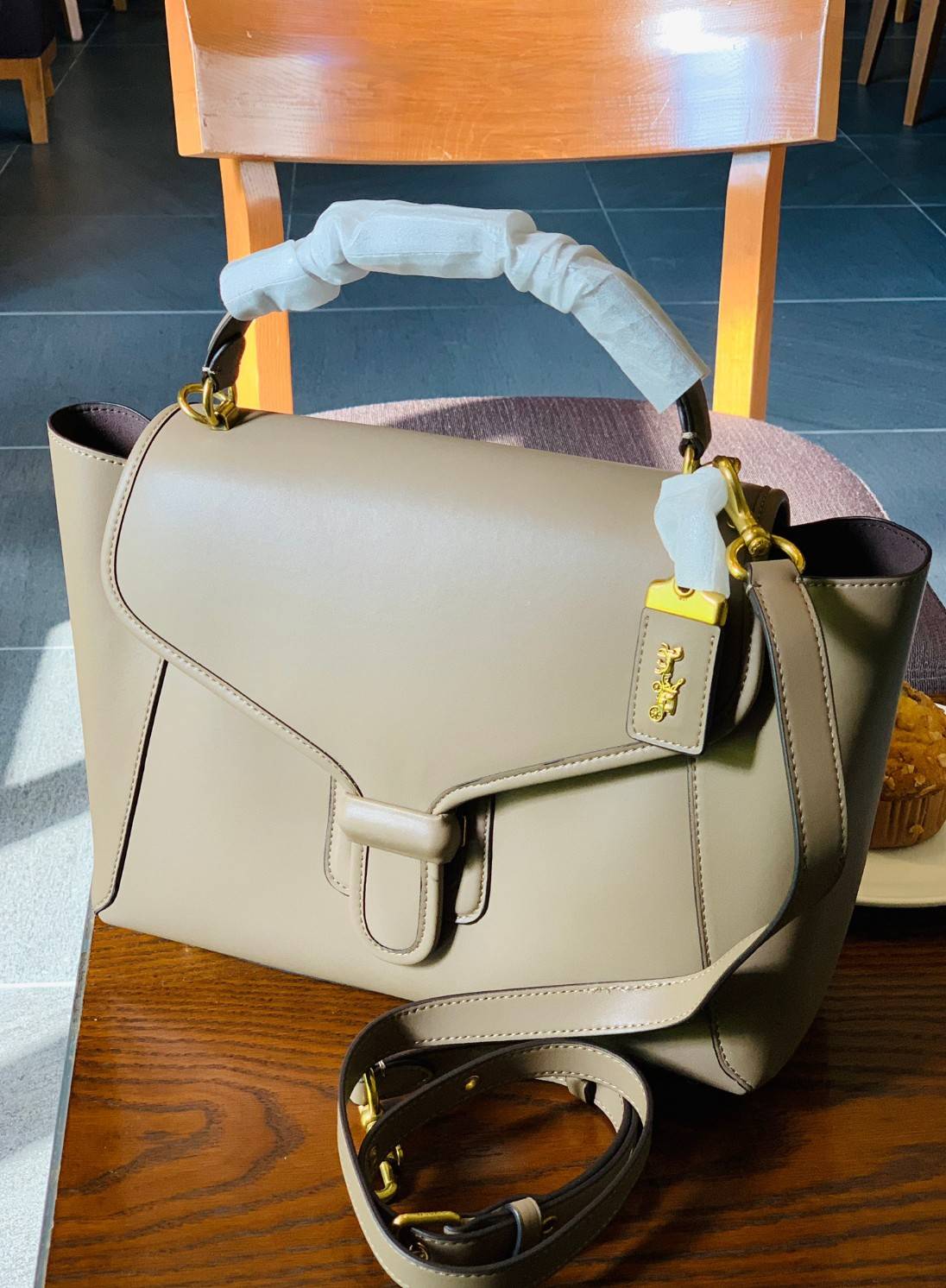 COACH COURIER CARRYALL 23 IN COLORBLOCK SIGNATURE CANVAS พร้อมส่ง 7 แบบ พร้อมส่ง ลุคดูไฮสุดๆค่ะ! กระเป๋าสะพายหนังหรูหราและคลาสสิค หนังแท้ชั้นดีที่สุด น้ำหนักเบา หนังสวยมากก สัมผัสแล้วหลงรักแน่นอนจ้าา😘