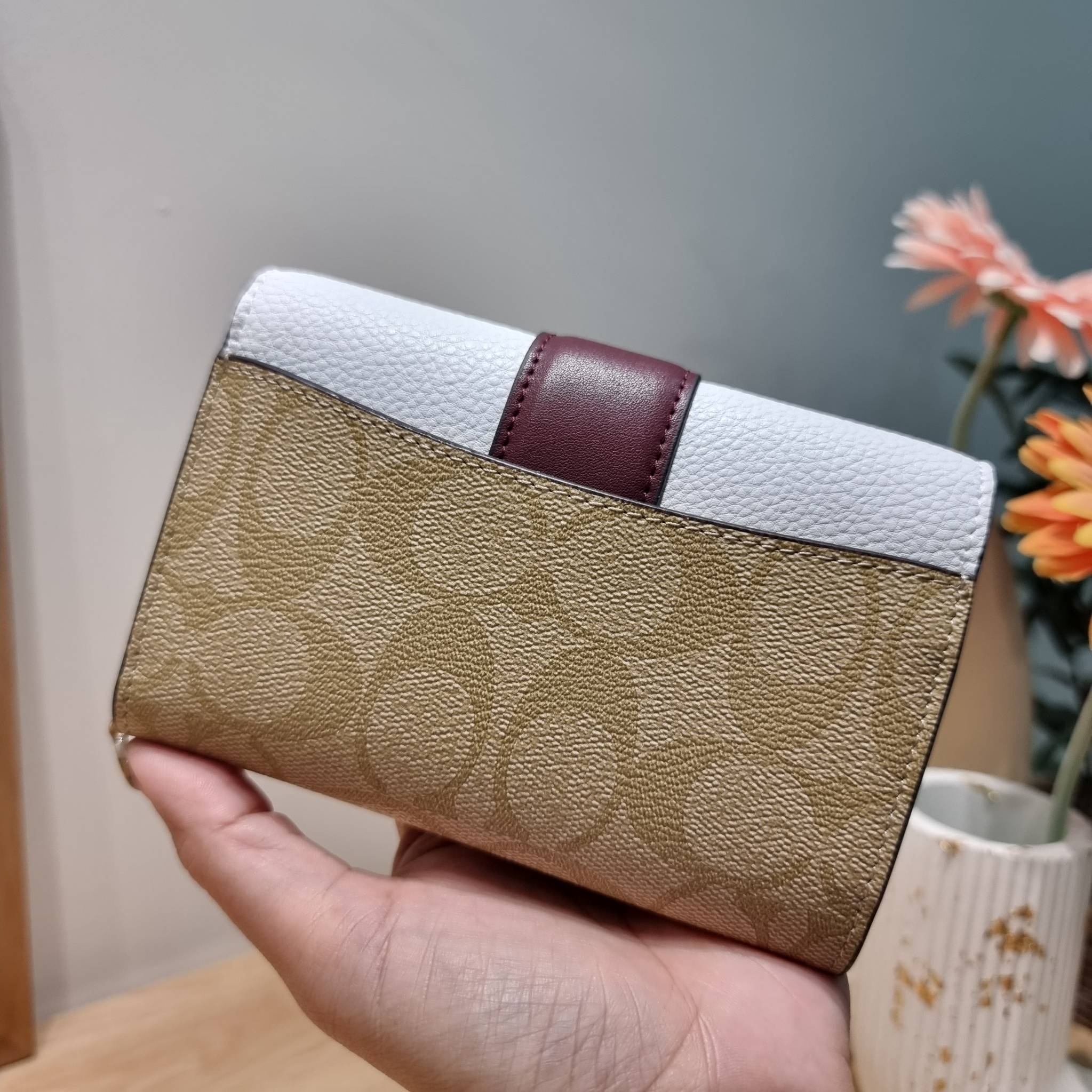 COACH MEDIUM GRACE WALLET IN SIGNATURE CANVAS CC061 CC060 CC059 พร้อมส่ง 5 สี กระเป๋าสตางค์ใบกลาง ดีไซน์หรู โดดเด่นด้วยโลโก้สไตล์วินเทจ คลาสสิค โทนสีใช้งานง่าย