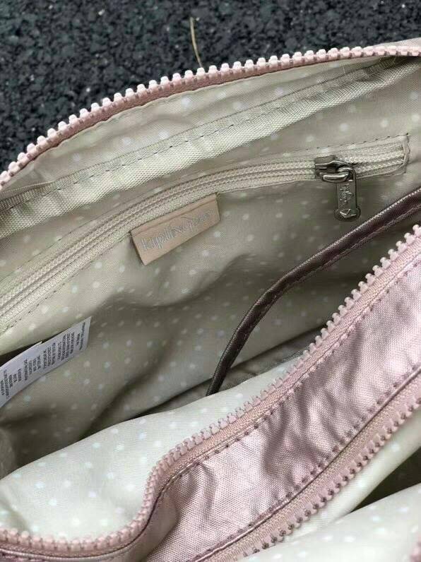 Kipling Silen สี Metallic กระเป๋าสะพายรุ่นใหม่ สายสะพายปรับระดับสั้น-ยาวเป็นกระเป๋าสะพายเฉียงลำตัวได้ค่ะ ช่องซิปเยอะ ใส่ของได้เป็นสัดส่วน จุสัมภาระได้ดีเลยค่ะ ช่องซิปด้านในเป็นช่องแบบเสียบการ์ดได้ด้วย หยิบใช้สะดวก แจ๋วไปเลยค่ะ ทรงสวย สะพายน่ารักค่ะ