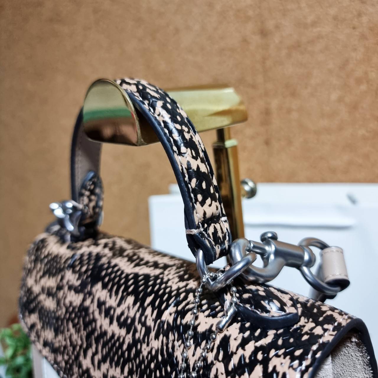 OUTLET 】COACH TABBY TOP HANDLE 20 LEATHER BAG หรูหรามากๆค่ะ สินค้าแนะนำ!! กระเป๋าถือ//สะพายข้างได้ วัสดุหนังแท้อย่างดี หนึ่งใบทำหนัง2แบบได้อย่างลงตัว สวยงาม มีอะไหล่ตัวC ใหญ่ด้านหน้าโดดเด่นหรูมากๆค่ะ 🔺เปิดปิดแบบกดล็อค ภายในมี2ช่องสำหรับใส่ของ สามา