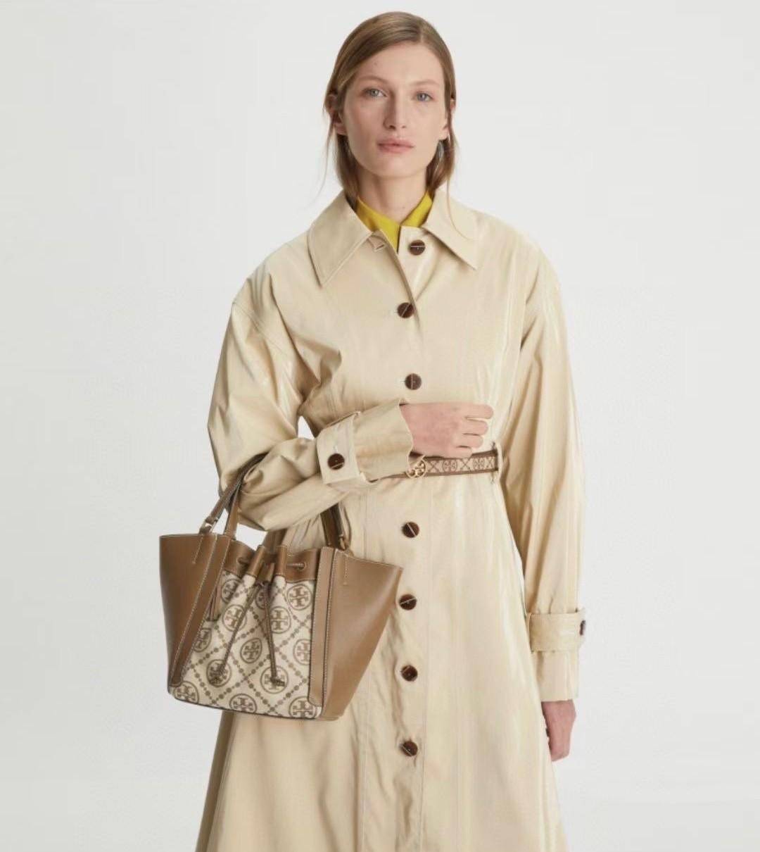 Tory T Monogram Mcgraw Dragonfly กระเป๋าถือหรือสะพายไหล่ วัสดุหนัง Jacquard อะไหล่ทอง ทรงปีก เปิด-ปิด ด้วยกระดุมแม่เหล็ก ด้านในโลง มี 2ช่องเล็ก จุของได้เยอะ น้ำหนักเบา สายสะพาย crossbody ได้ ปรับระดับได้