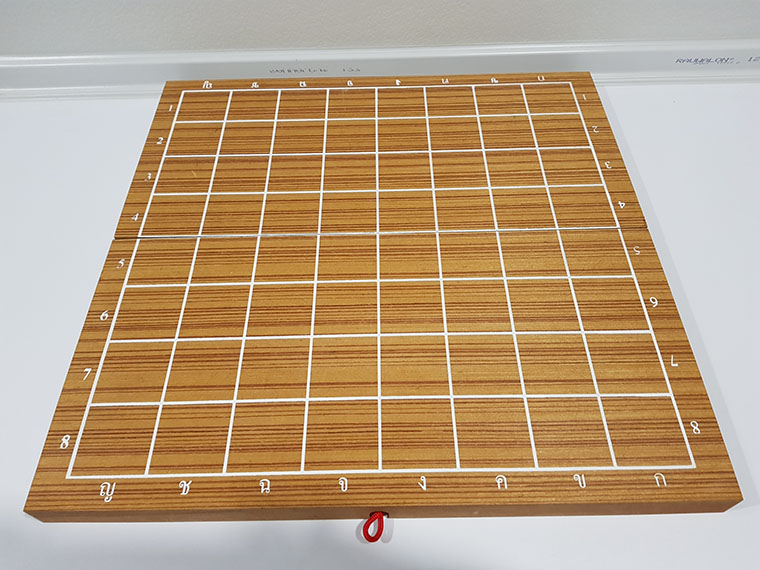 ชุดหมากรุกไทยไม้ตัวหมากน้ำตาลเข้มกับขาวพร้อมกระดานขนาด44x45cm.