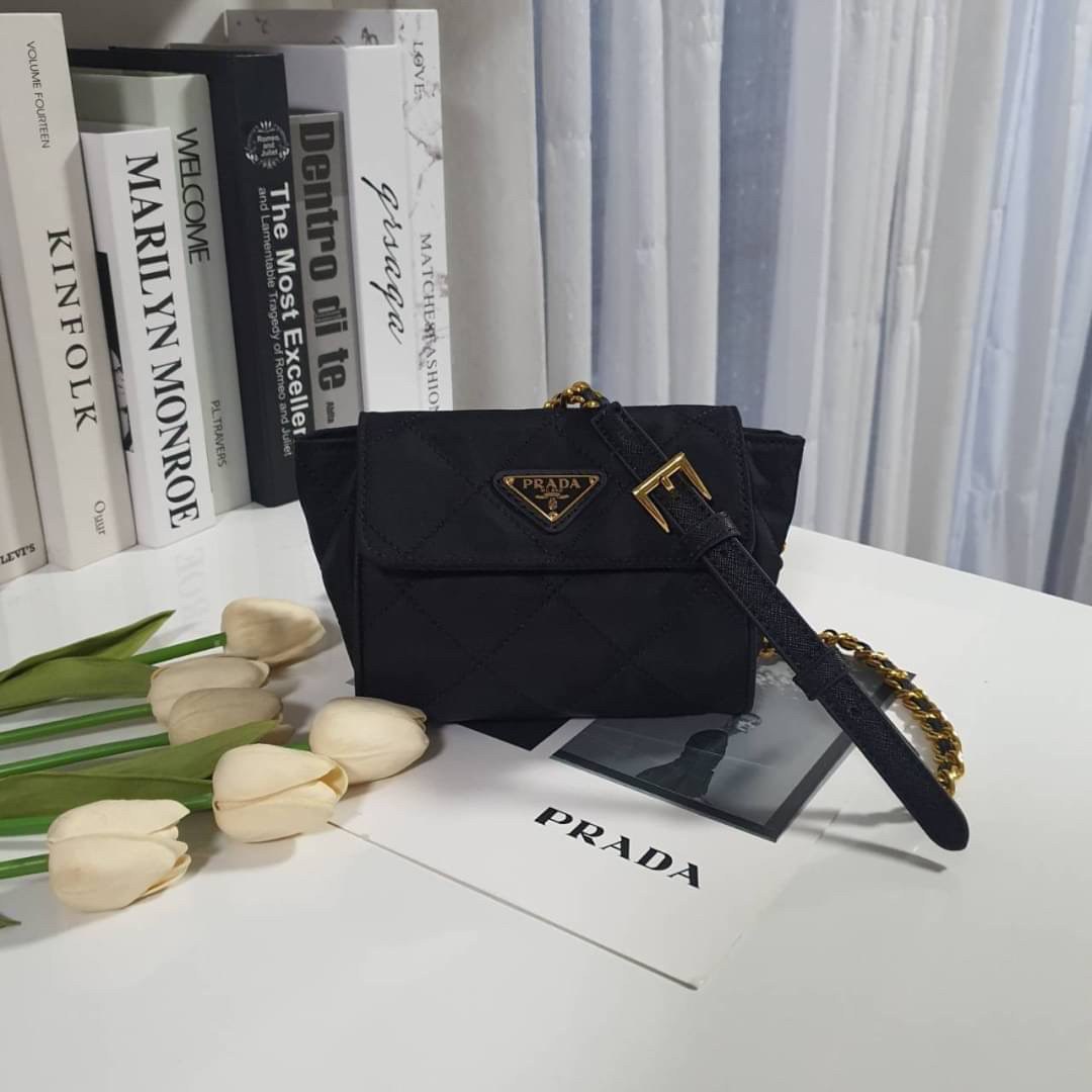 PRADA SHOULDER BAG ส่งตรงจากเคาเตอร์ต่างประเทศ นานๆจะมาทีคะ **ขนาดมินิปุ๊กปิ๊ก กับแบรนด์ Prada เก๋ ไม่ซ้ำใครแน่นอนคะรุ่นนี้ เปิดปิดด้วยกระดุมแม่เหล็ก ภายในบุผ้าแบรนด์ และ มีป้ายโลหะแบรนด์ **อะไหล่ทองเข้มทั้งใบ สามารถใส่Iphone11+ ได้ งานน่ารัก ราคาดี้ดีแบบ