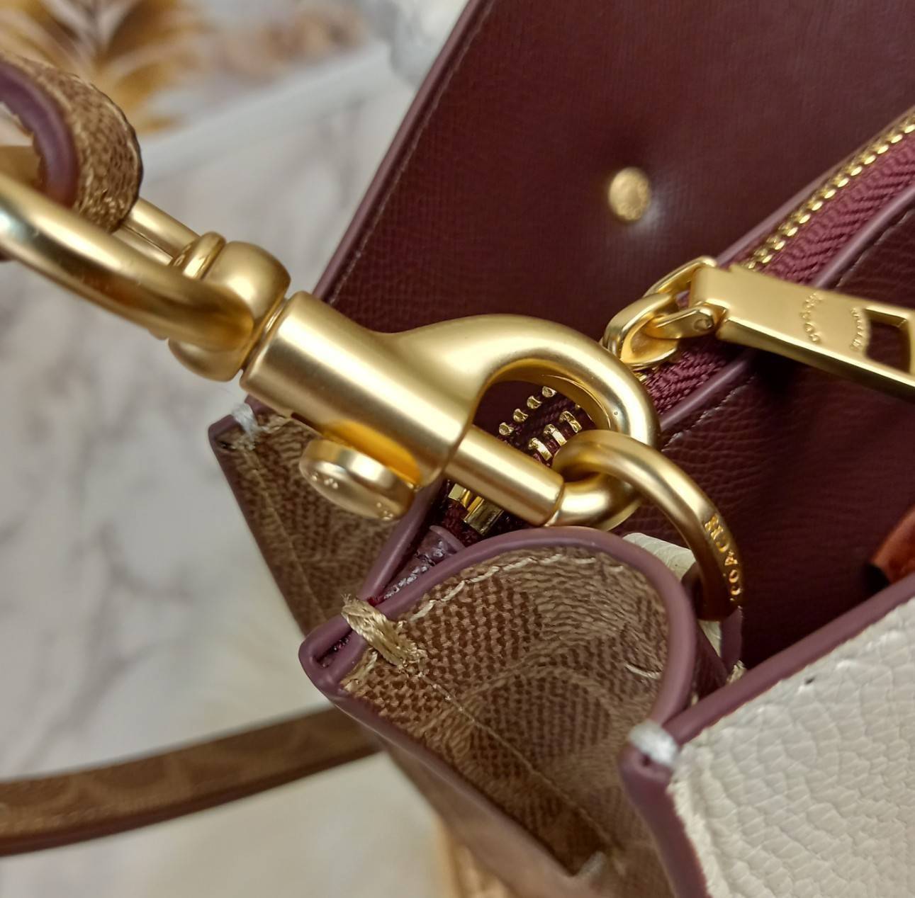 COACH CHARLIE CARRYALL IN SIGNATURE CANVAS (31210) ðšāđāļĢāļĩāļĒāļāļŦāļĢāļđ āļāļĨāļēāļŠāļŠāļīāļ//āļāļĢāļ°āđāļāđāļēāļāļ·āļ āļāļĢāļ°āđāļāđāļēāļŠāļ°āļāļēāļĒ āļāļĢāļ TOTE āļŠāļļāļāļŦāļĢāļđāļŦāļĢāļē āļāļĩāđāļāļāđāđāļāđ āđāļĄāđāļāļģāđāļ// āļ§āļąāļŠāļāļļāđāļāļāļ§āļēāļŠ āļāļŠāļĄāļŦāļāļąāļāđāļāđāļāļļāļāļ āļēāļāđāļĒāļĩāđāļĒāļĄ āļĢāļđāļāļāļĢāļāđāļāļāđāļāđāļ āļĨāļēāļĒ SIGNATURE āļŠāļ§āļĒāļĄāļēāļ// āļāđāļēāļāđāļāļĄāļĩ 2 āļāđāļāļāđāļĨāđāļāļāļ§āđāļēāļ āđāļĨāļ°āļāļĩāļ 1 āļāđāļāļāļāļīāļāļ