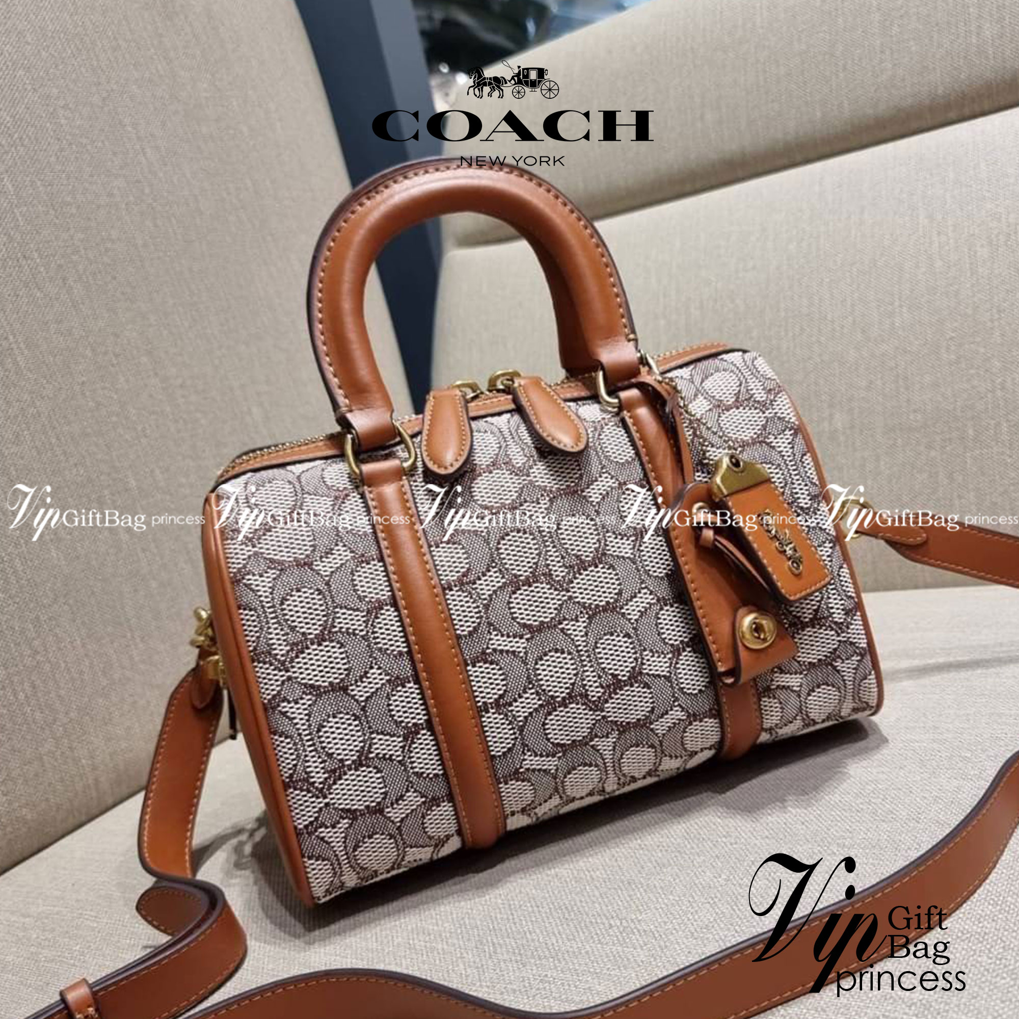 COACH C8529 RUBY SATCHEL 25 IN SIGNATURE TEXTILE JACQUARD ใหม่ก่อนใคร ไม่ต้องรอพรี! กับกระเป๋าทรงหมอนดีไซน์ใหม่ ใบใหญ่ แต่น้ำหนักเบา ด้วยวัสดุผ้า jacquard ถักทอลายซีเอกลักษณ์ ตัดสลับหนังแท้ เพิ่มดีเทลความหรู มาพร้อมหูจับในตัว และสายสะพายครอสสีเข้ากับตัวกร