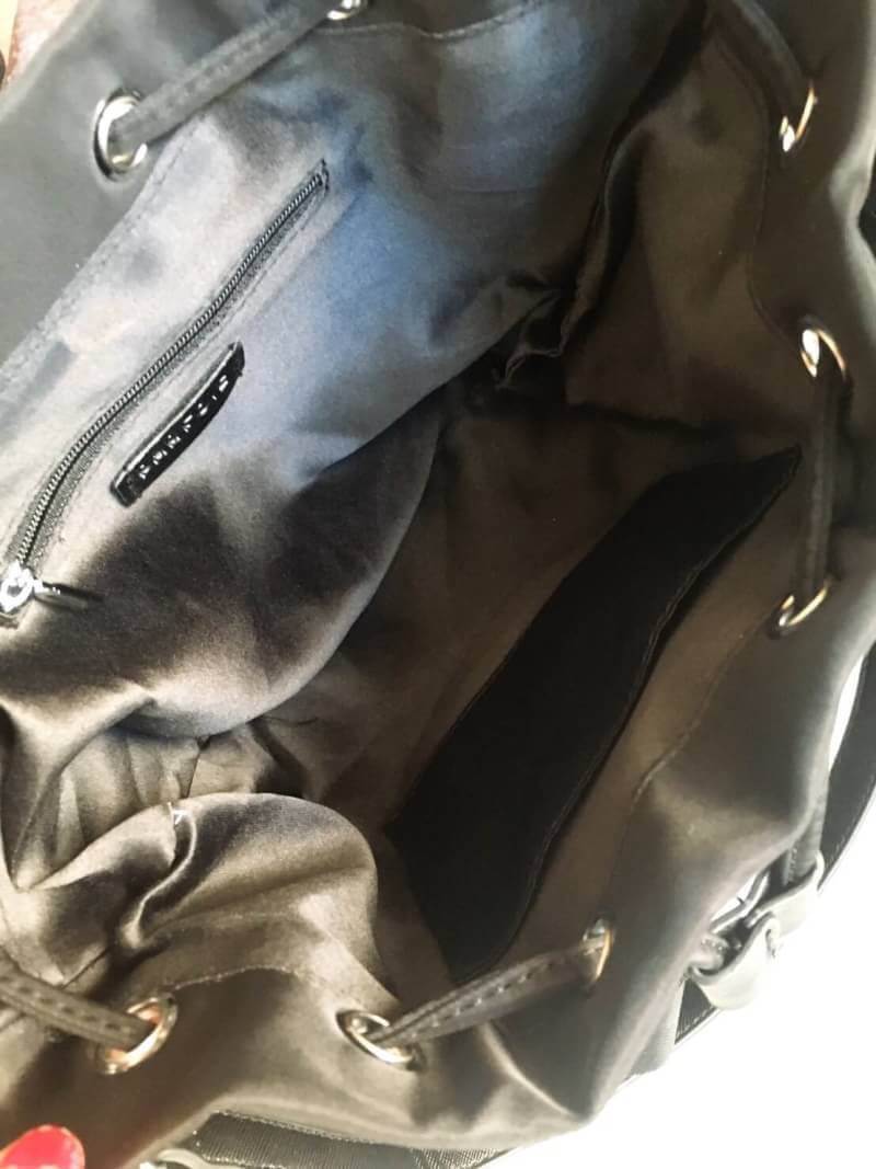 Parfois Bucket backpack กระเป๋าเป้ ถอดสายได้ มีสายสั้นให้สามารถถือ หรือสะพายข้างก้อได้ค่า ดีไซน์เกร๋มาก สีดำสวยมาก chic สุดๆ รุ่นนี้ รูปแบบน่ารัก แอบเก๋ด้วยดีไซด์ของตัวกระเป๋า ด้านหน้ามีช่องเก็บของ และที่มัดสายกระเป๋า ภายในมีช่องเก็บของจุกจิกได้ ใบจริงสวย