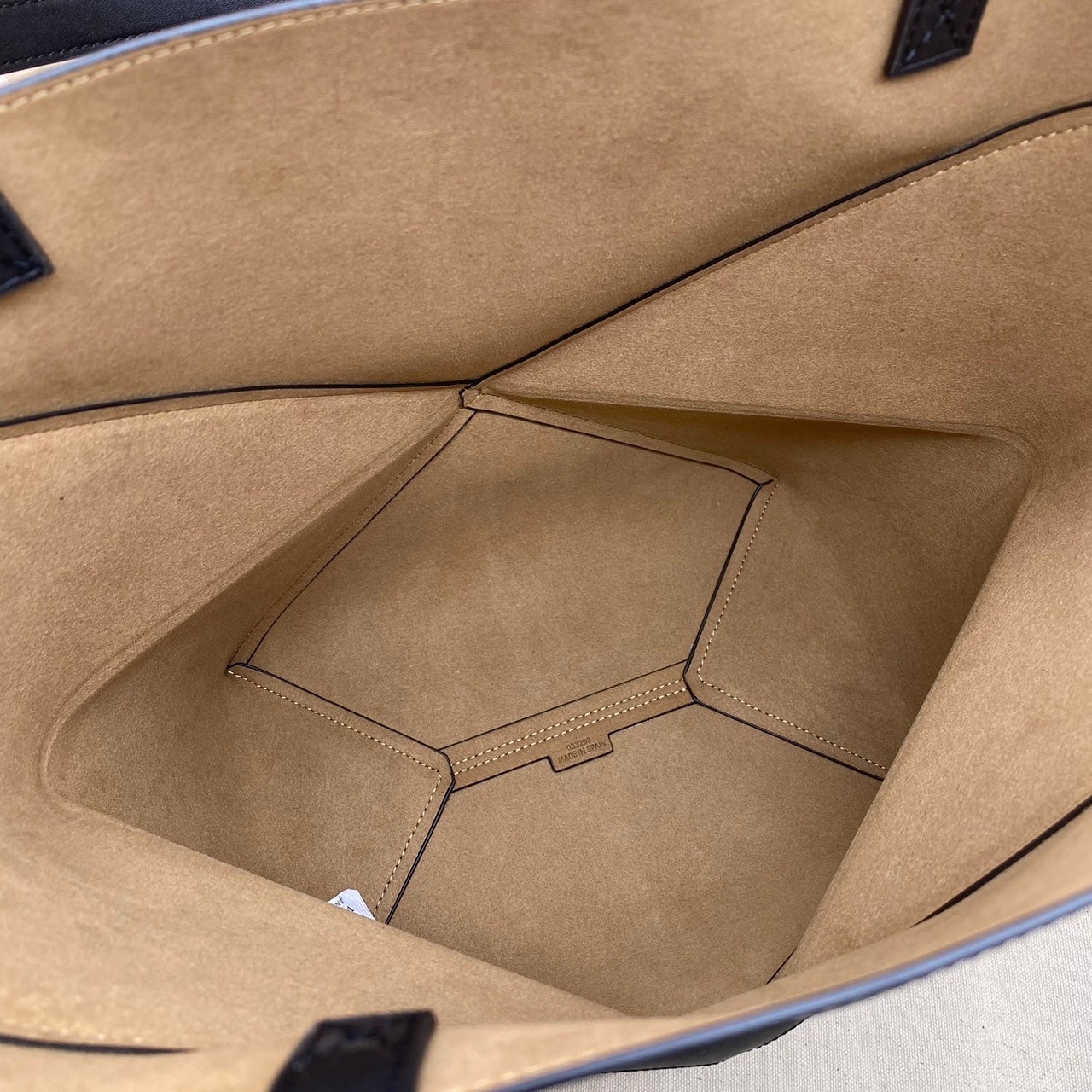 LOEWE Puzzle Fold Tote in shiny calfskin / LOEWE TOTE BAG 27cm พร้อมส่ง กระเป๋าทรงโท้ทใบใหญ่ ใช้งานง่ายเรียบหรู จุของได้เยอะ หนังเรียบสวยอยู่ทรงมาพร้อมสายสะพายยาวถอดได้ พับเก็บได้เป็นเอกลักษณ์